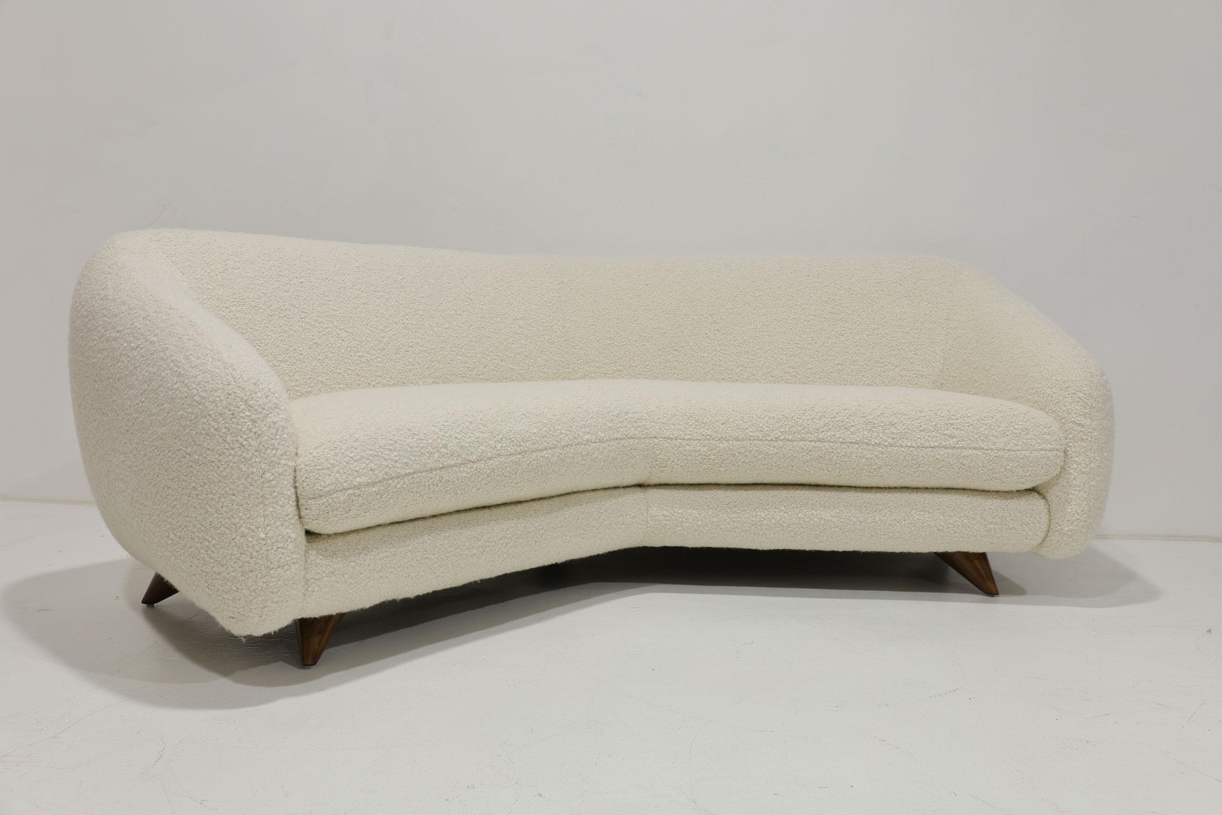 Vladimir Kagan Breites, kantiges Tangent-Sofa, Modell 506, in Holly Hunt Teddy, 1950er Jahre im Zustand „Gut“ im Angebot in Dallas, TX