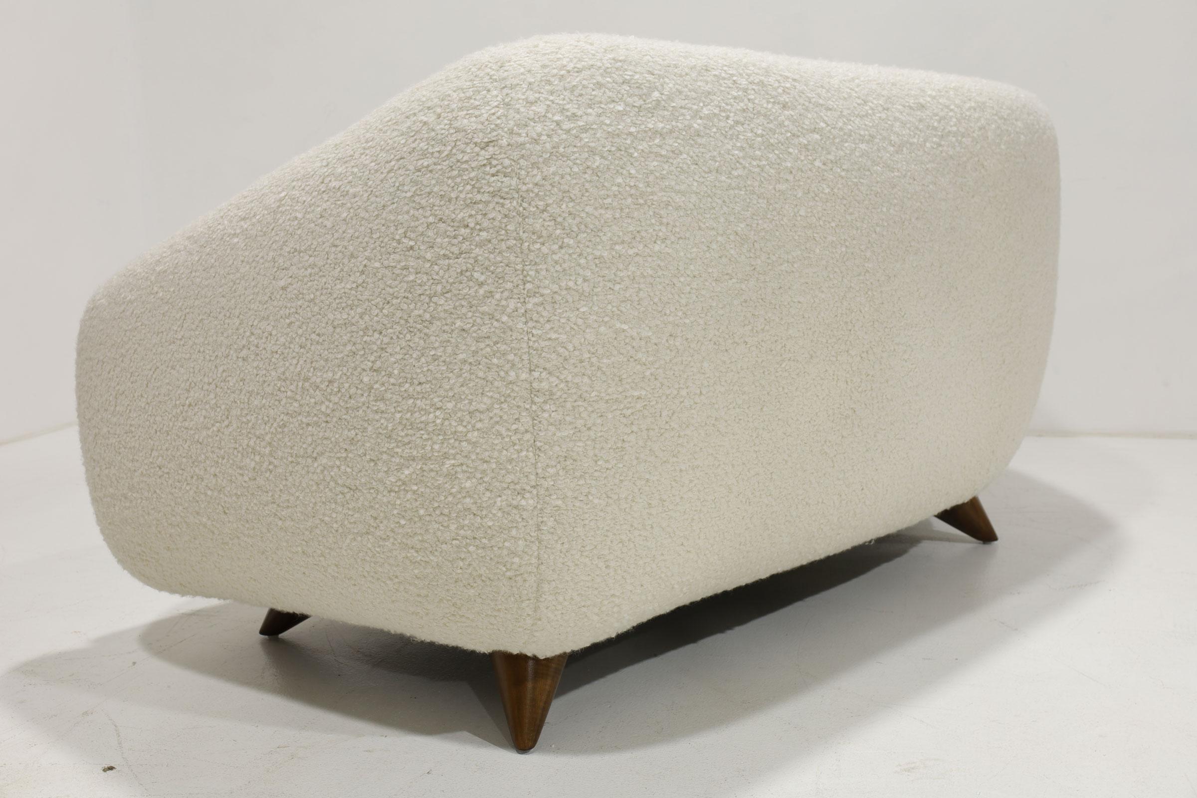 Vladimir Kagan Breites, kantiges Tangent-Sofa, Modell 506, in Holly Hunt Teddy, 1950er Jahre (Polster) im Angebot