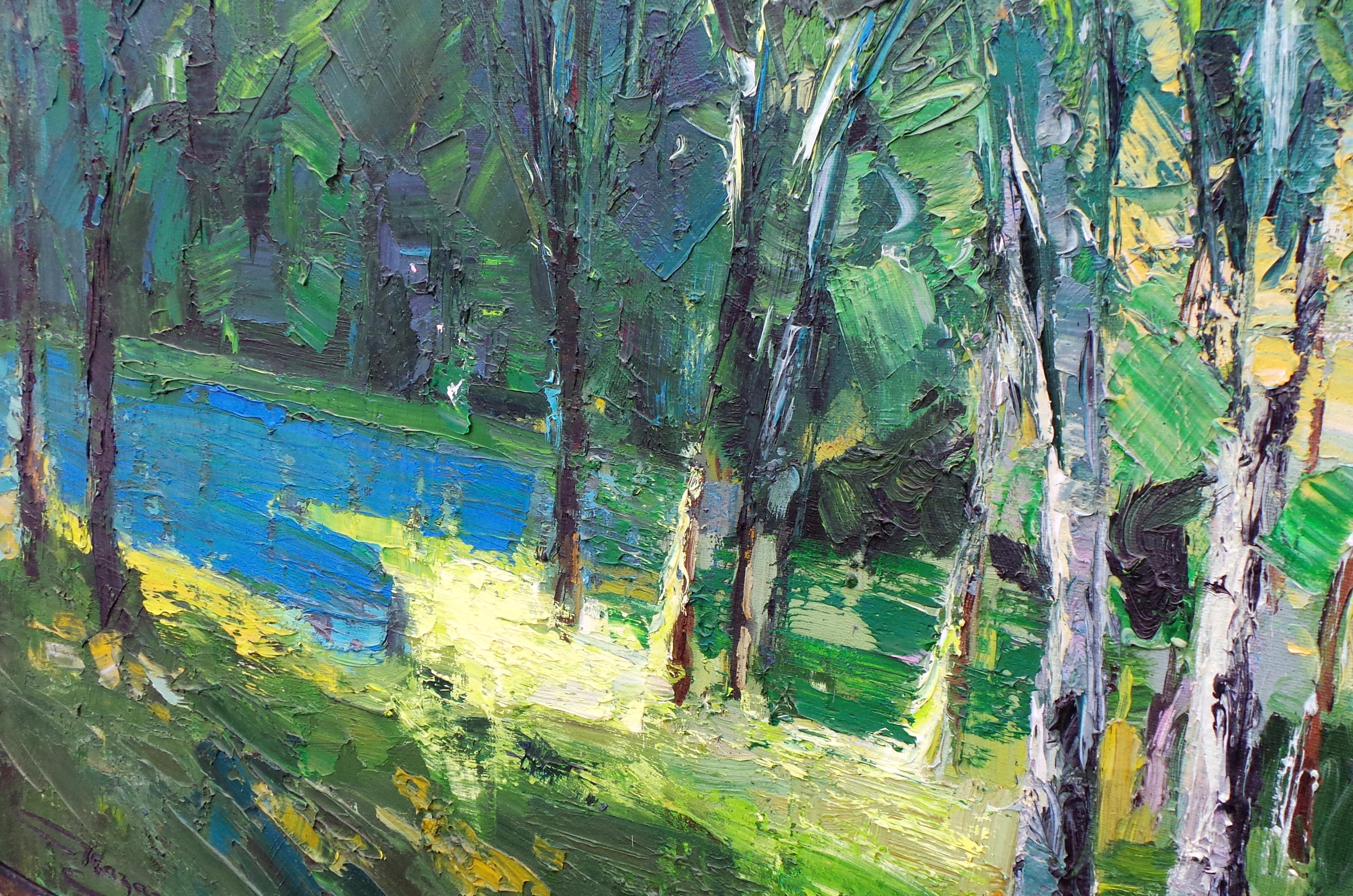 Das Gemälde wurde von der Schönheit der Waldlandschaft inspiriert. Helle, kontrastreiche Farben und das Spiel des Sonnenlichts auf der Waldleinwand sind wie ein Lichtblick in der dunklen Umgebung.