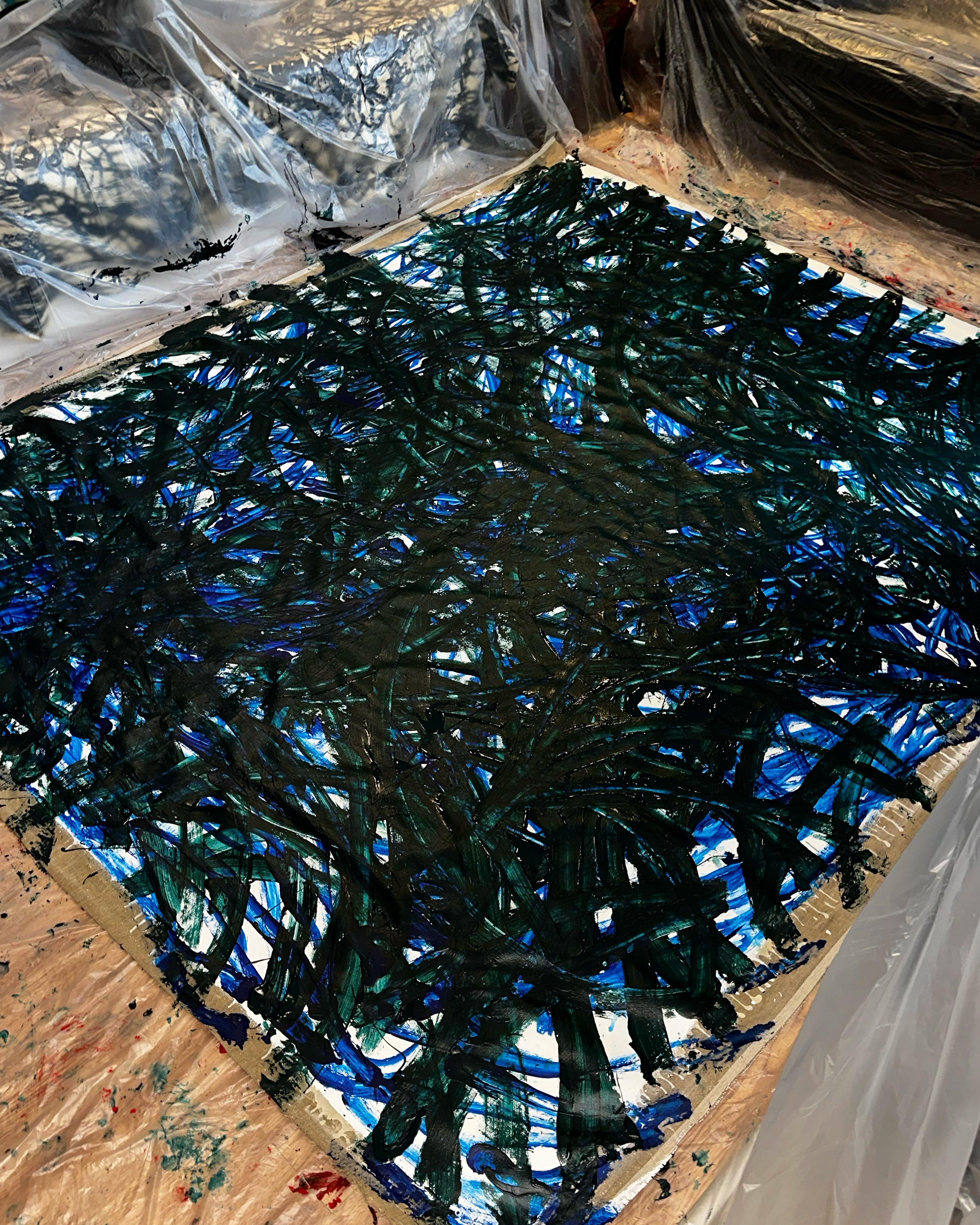I tocchi di verde scuro e blu creano un intreccio complesso, dando vita a una sensazione di calma, profondità e mistero. Il contrasto di colori enfatizza la profondità di pensiero, l'equilibrio e l'armonia degli elementi naturali.