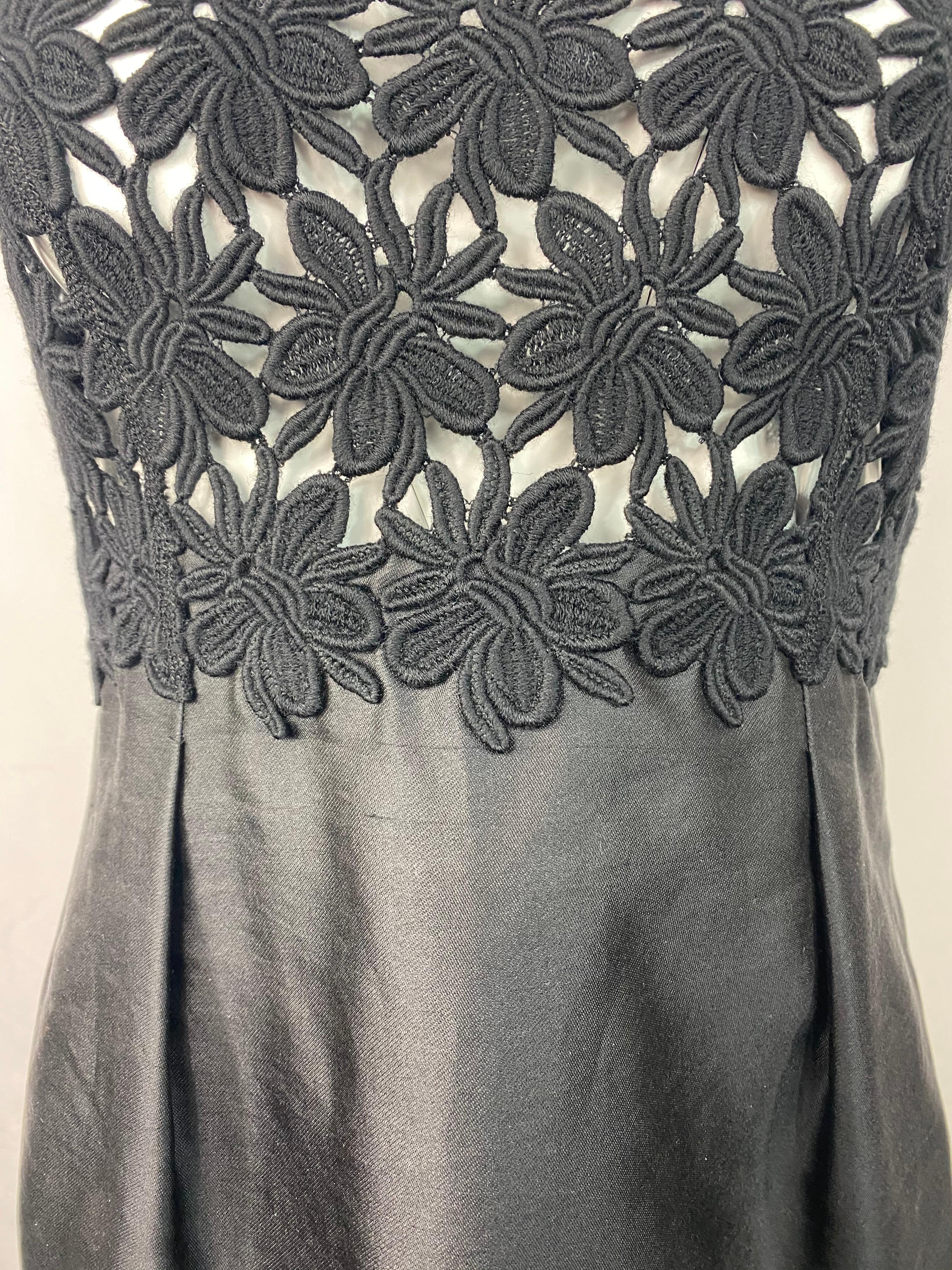 Mini Vestido de Crochet Negro Valentino Talla 42/ 8 en Excelente estado para la venta en Beverly Hills, CA