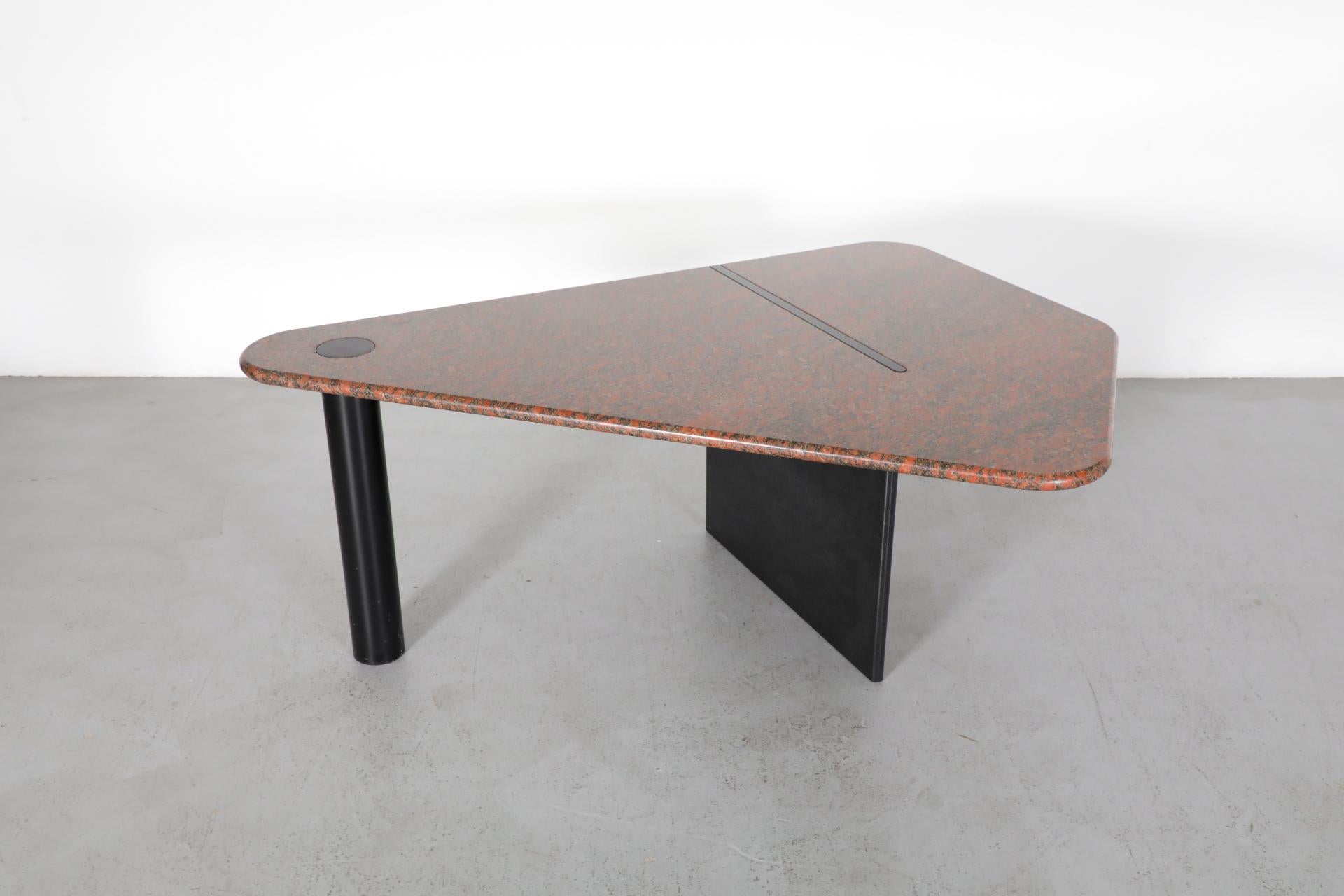 Tisch „Vlieger“ oder „Kite“ aus rotem Granit von Louk Straver für Castelijn im Angebot 4