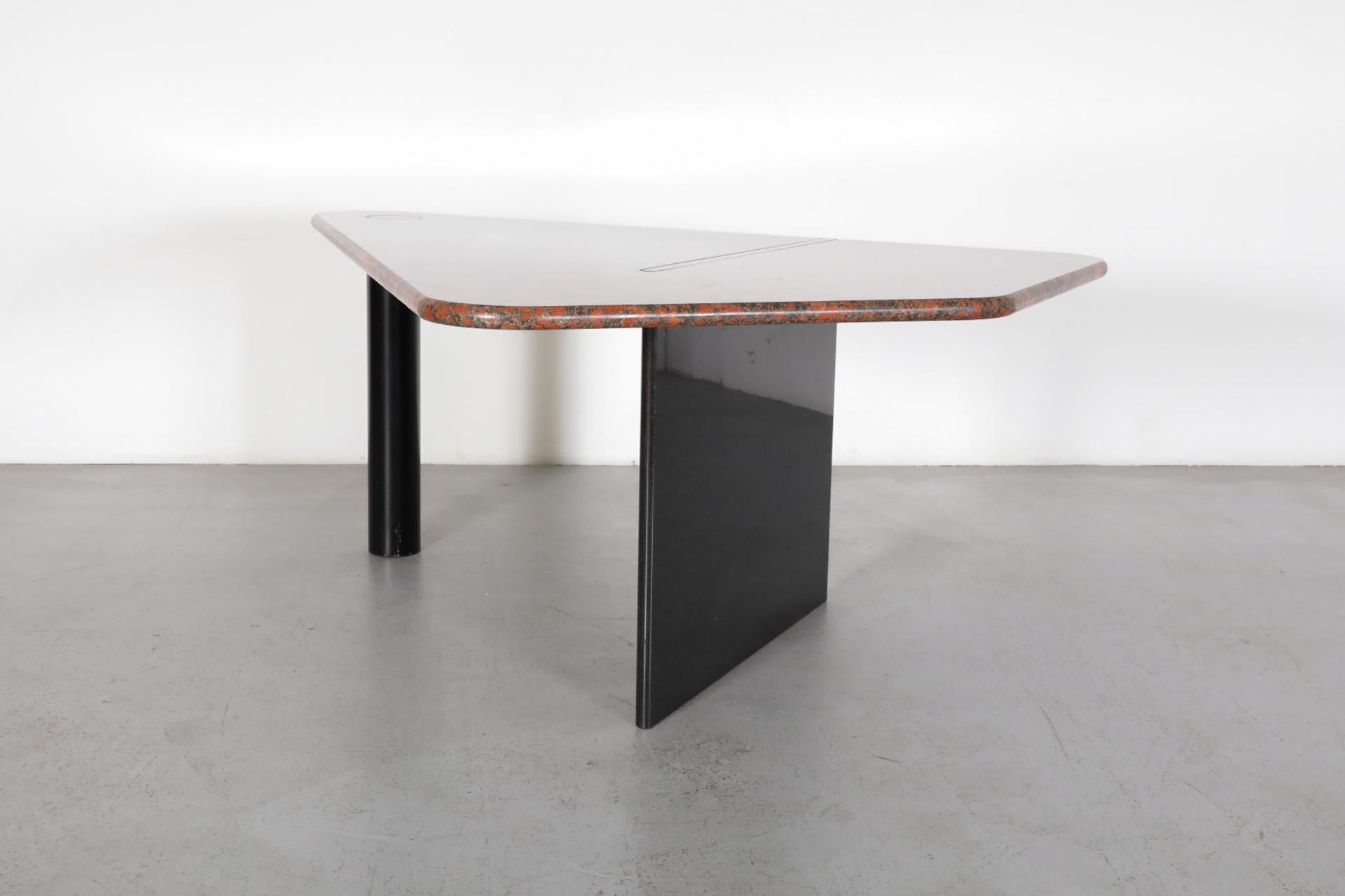 Tisch „Vlieger“ oder „Kite“ aus rotem Granit von Louk Straver für Castelijn im Angebot 5