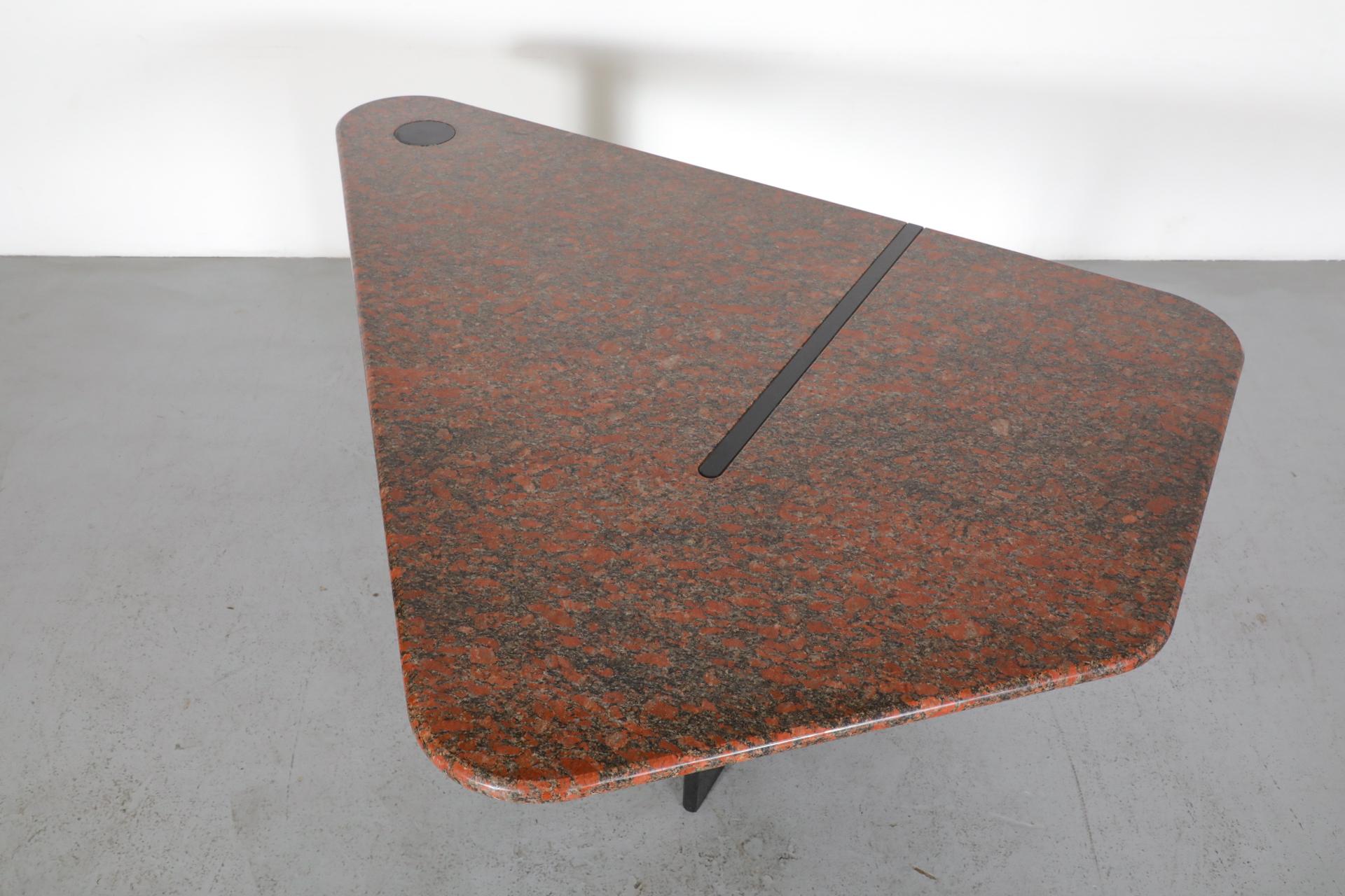 Tisch „Vlieger“ oder „Kite“ aus rotem Granit von Louk Straver für Castelijn im Angebot 6