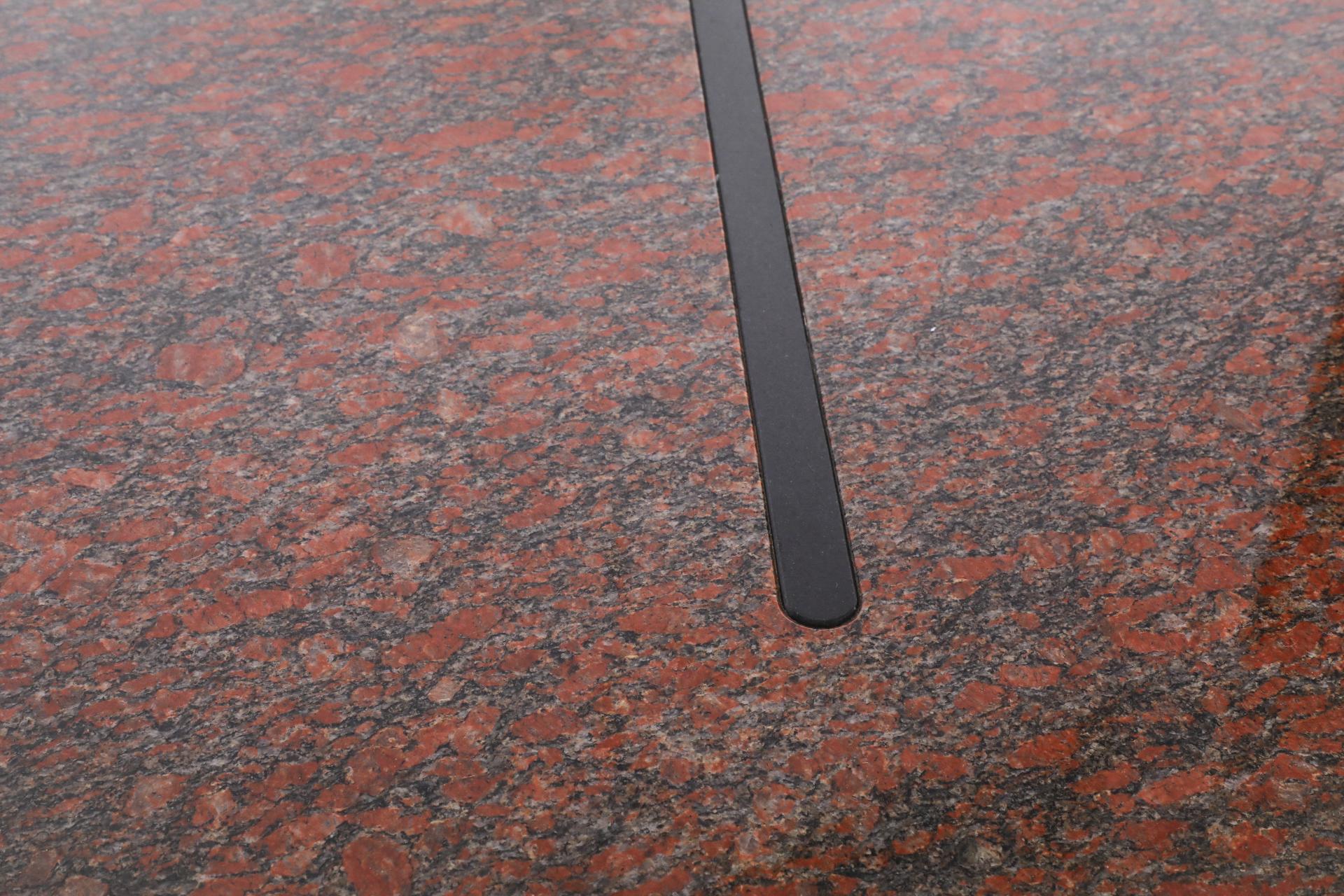Tisch „Vlieger“ oder „Kite“ aus rotem Granit von Louk Straver für Castelijn im Angebot 8
