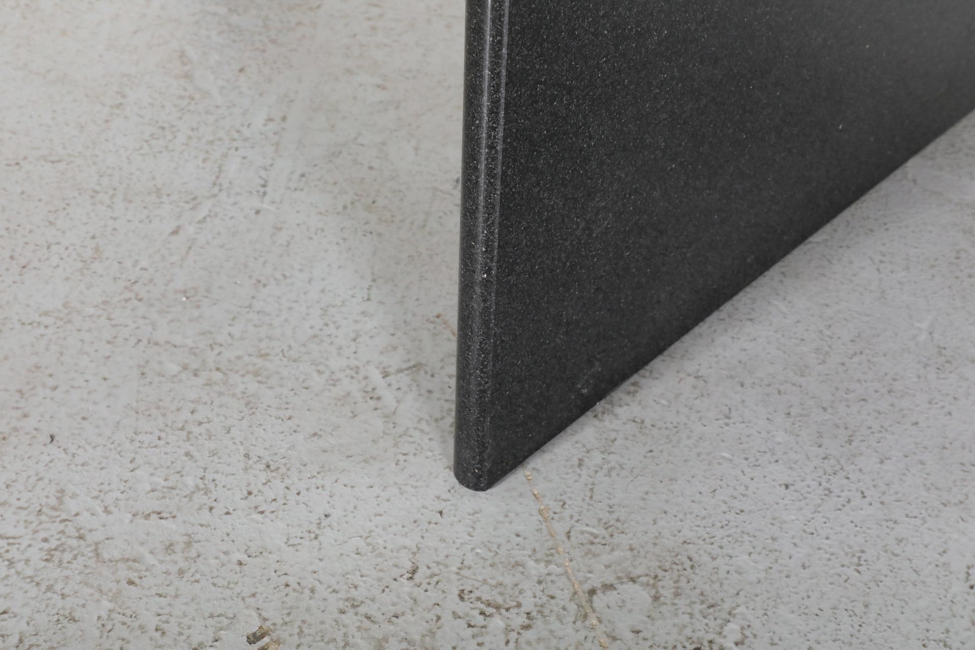Tisch „Vlieger“ oder „Kite“ aus rotem Granit von Louk Straver für Castelijn im Angebot 12