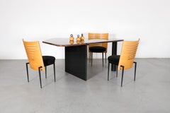 Table "Vlieger" ou "Kite" en granit rouge de Louk Straver pour Castelijn