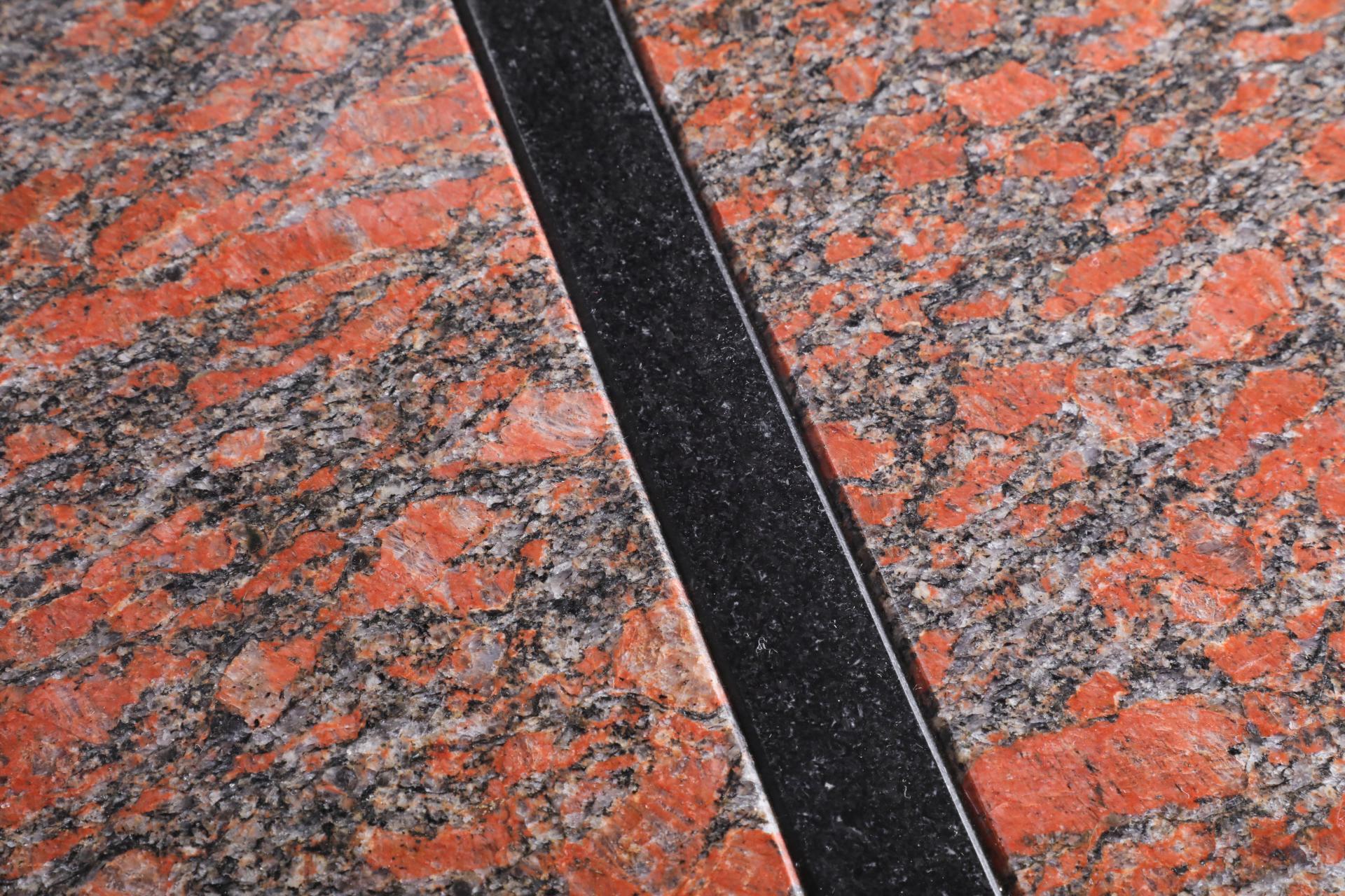 Tisch „Vlieger“ oder „Kite“ aus rotem Granit von Louk Straver für Castelijn im Angebot 14