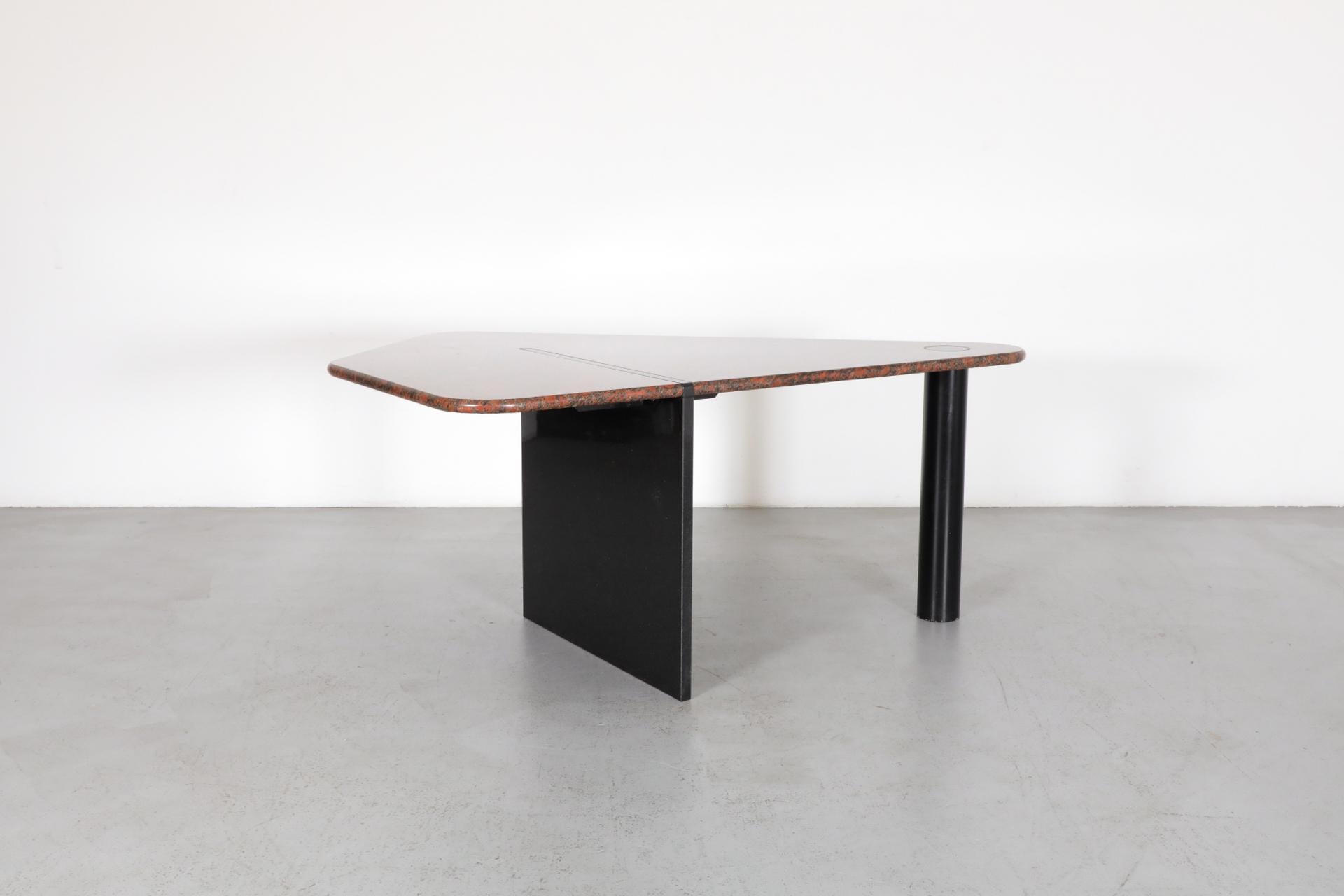 Tisch „Vlieger“ oder „Kite“ aus rotem Granit von Louk Straver für Castelijn (Postmoderne) im Angebot