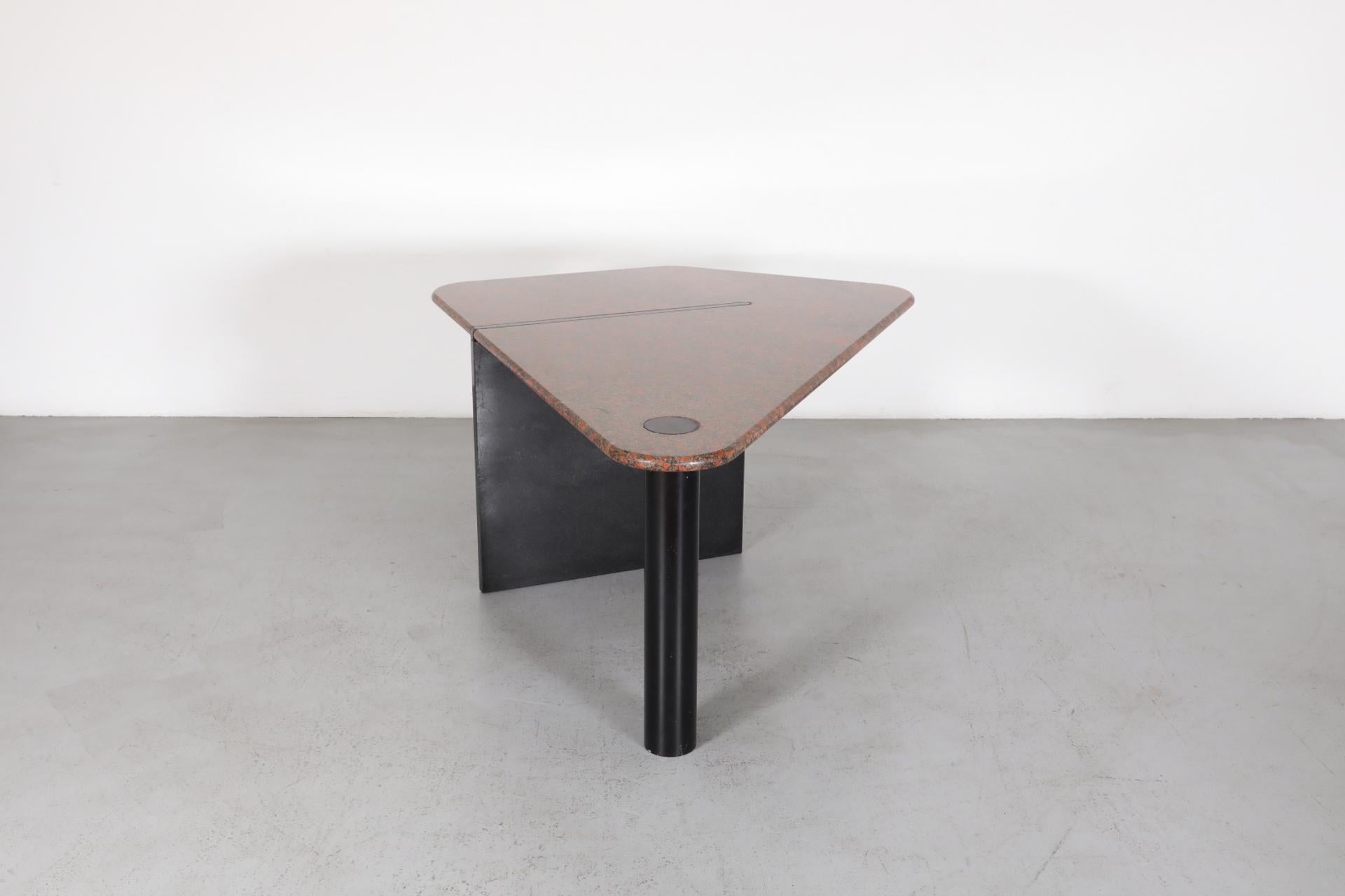 Tisch „Vlieger“ oder „Kite“ aus rotem Granit von Louk Straver für Castelijn im Angebot 1