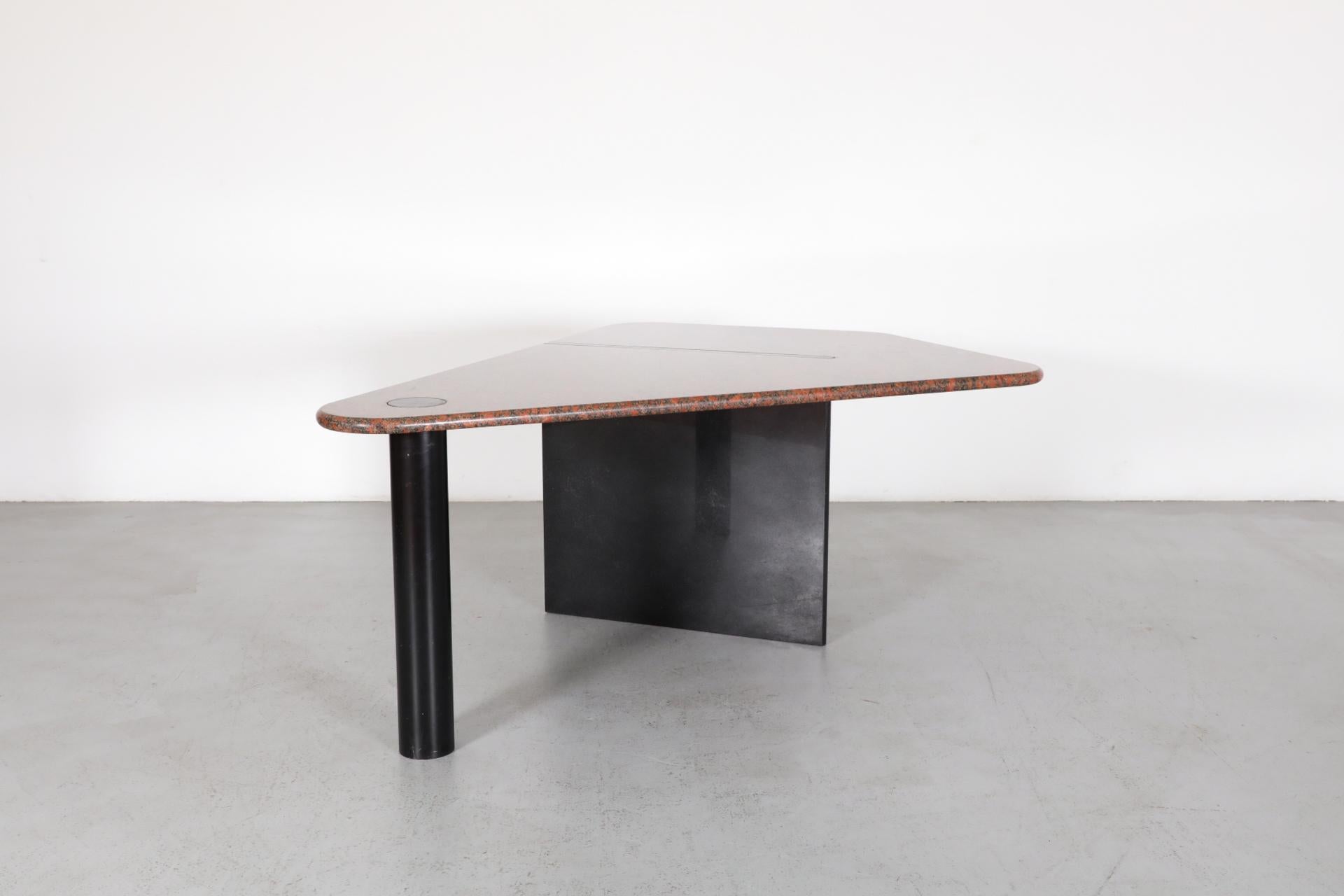 Tisch „Vlieger“ oder „Kite“ aus rotem Granit von Louk Straver für Castelijn im Angebot 2
