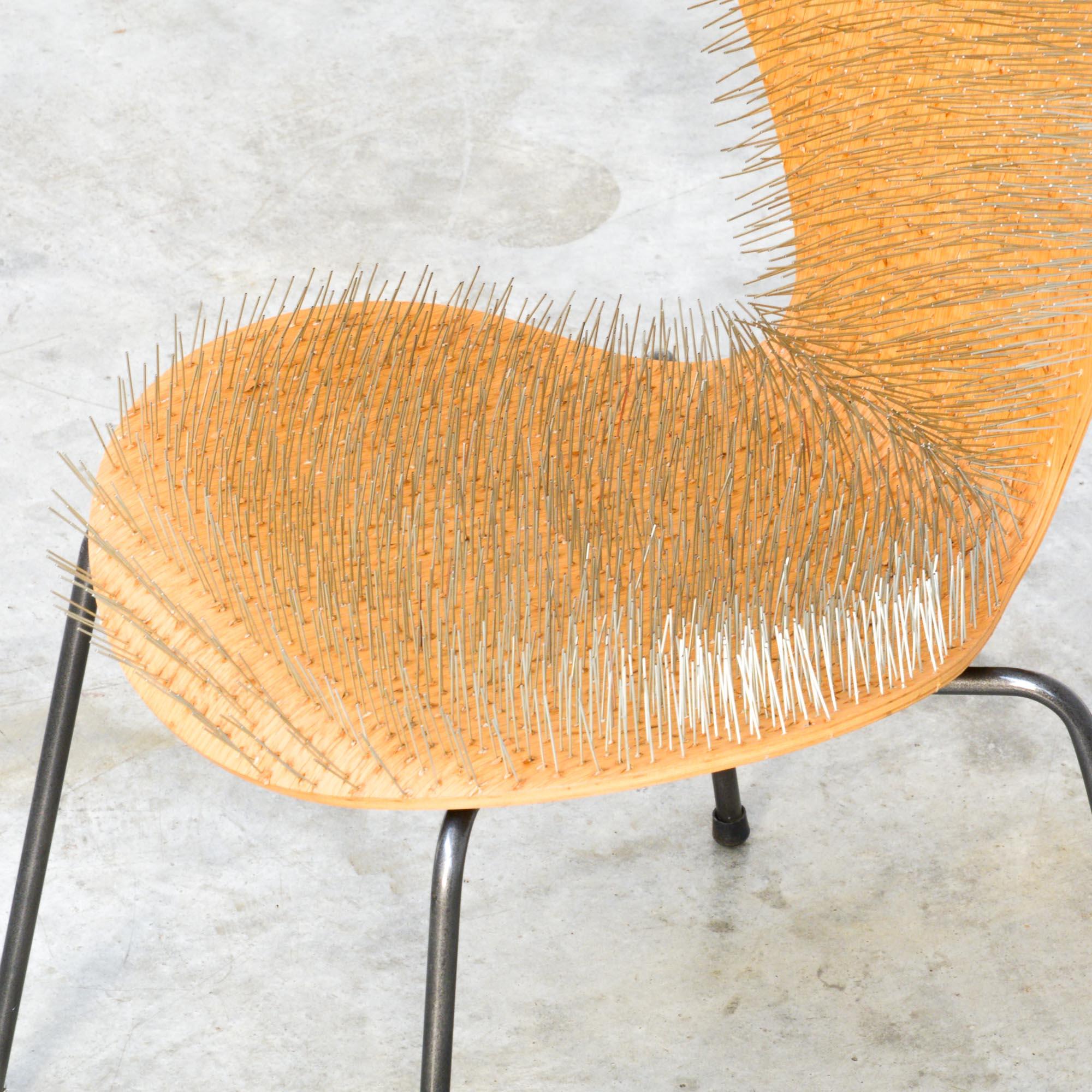 This butterfly chair has been molested in 2015 for the exhibition ‘Van vlinders en mieren’ (Of butterflies and ants) for the 60th anniversary of Arne Jacobsen’s Butterfly chair at the design museum of Gent. In a very Functionality kills the fun
