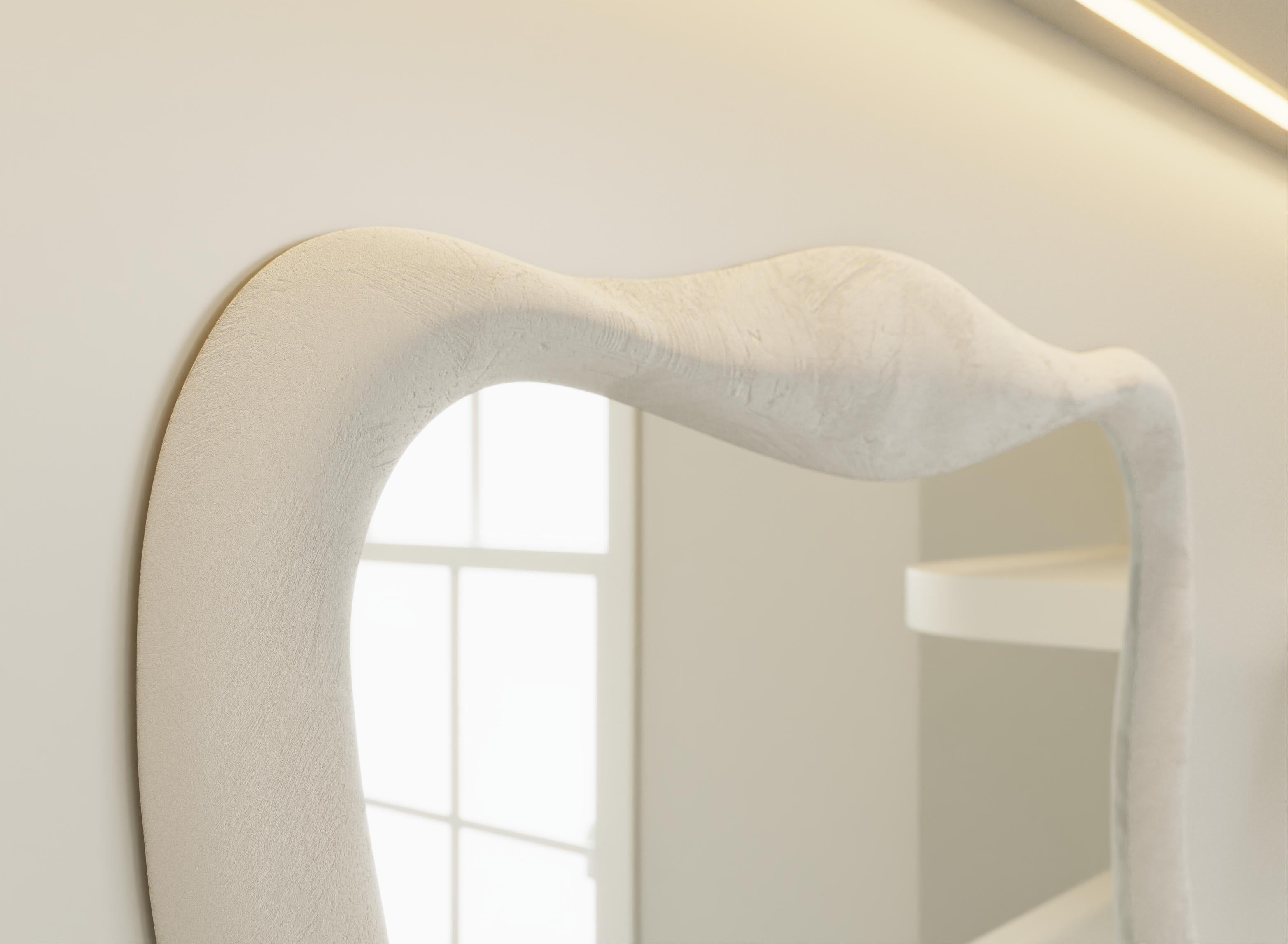 Découvrez l'essence intemporelle de l'élégance rustique avec notre miroir à cadre en bois enduit de plâtre. Ce miroir dégage un charme unique avec son design curviligne et organique qui ajoute une touche de sophistication à tout espace. Fabriqué à