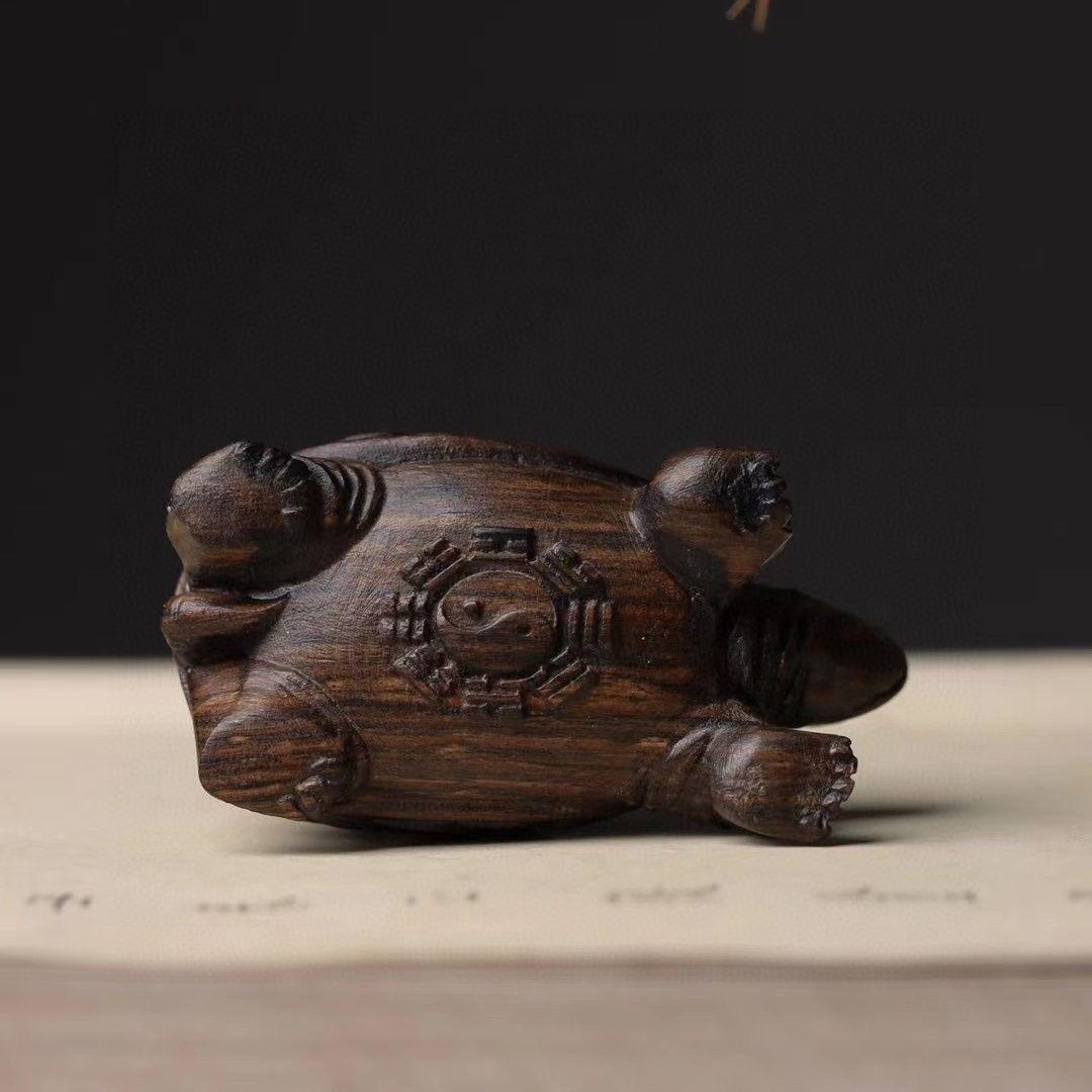 Sculpture de tortue ancienne en bois d'agate sculptée Feng Shui, pièce d'or en vente 5