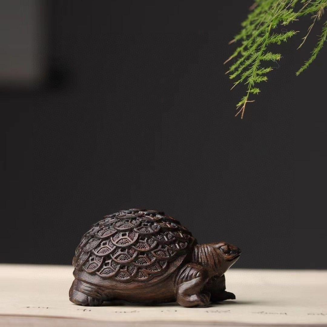 Vintage Asian Agarwood Feng Shui Turtle Sculpture - Symbole de richesse et de longévité sculpté à la main avec un motif de pièce d'or

Apportez harmonie, prospérité et protection à votre espace avec cette sculpture de tortue en bois d'agar vintage