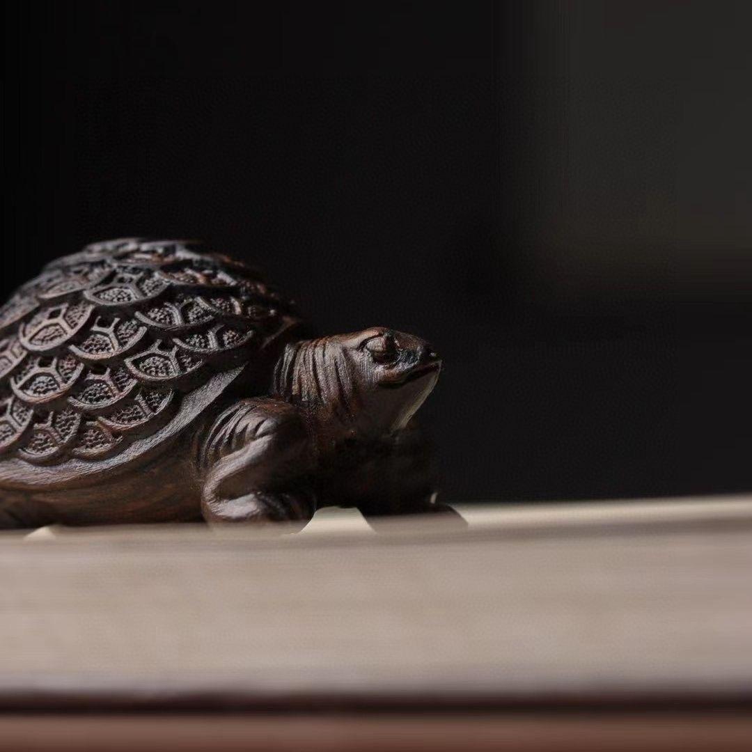 Sculpture de tortue ancienne en bois d'agate sculptée Feng Shui, pièce d'or État moyen - En vente à 景德镇市, CN
