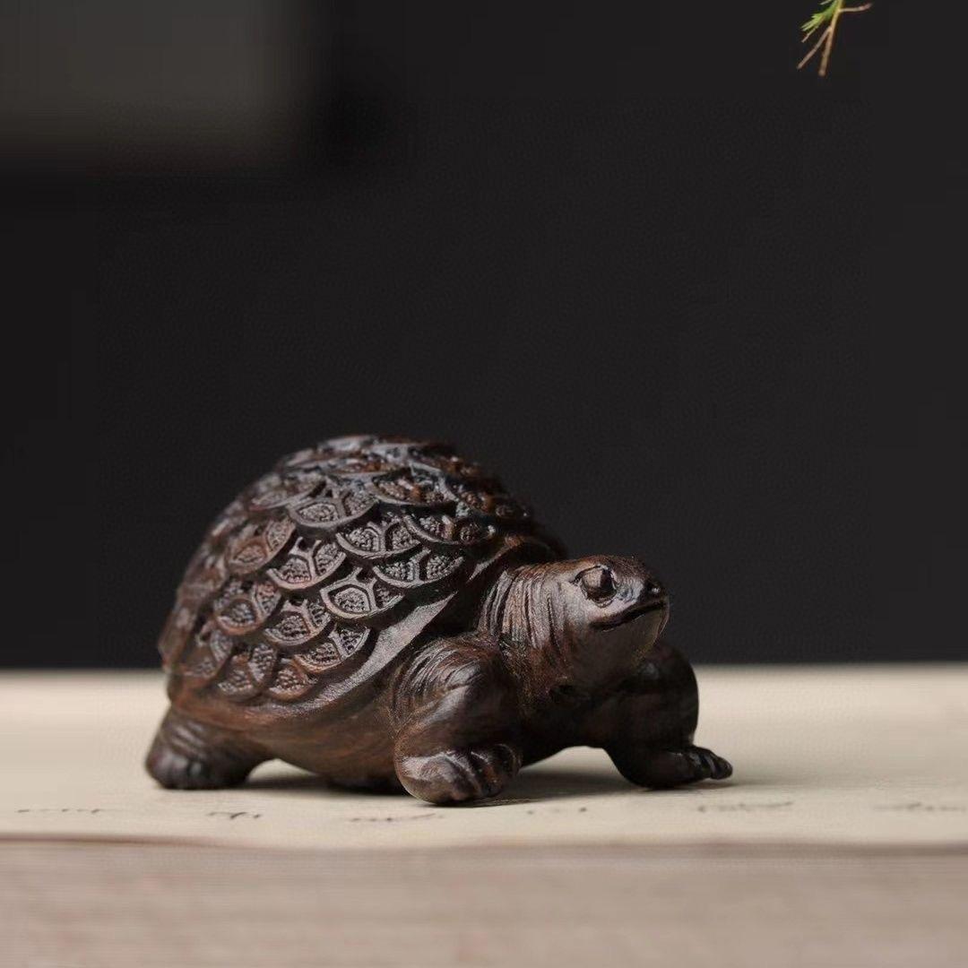 Bois Sculpture de tortue ancienne en bois d'agate sculptée Feng Shui, pièce d'or en vente