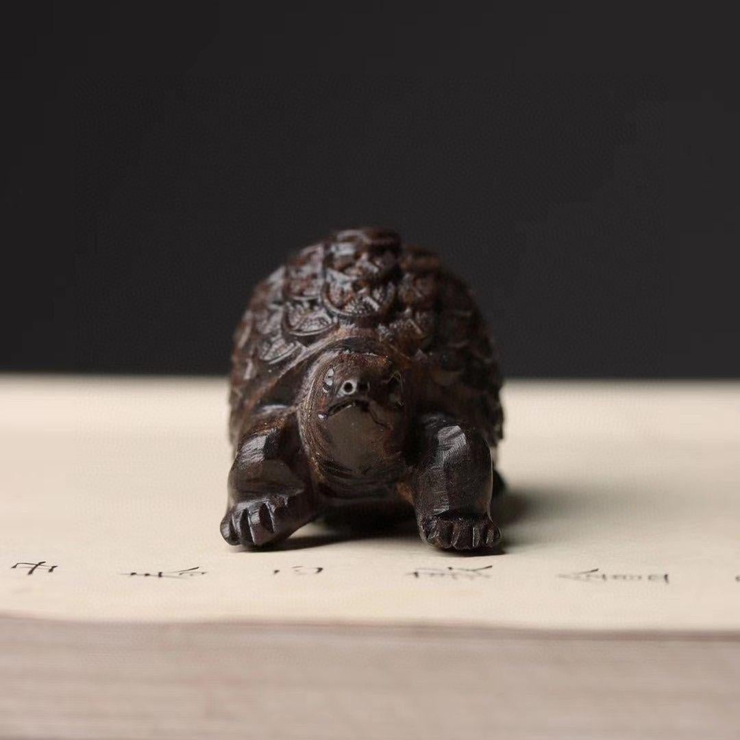 Sculpture de tortue ancienne en bois d'agate sculptée Feng Shui, pièce d'or en vente 1