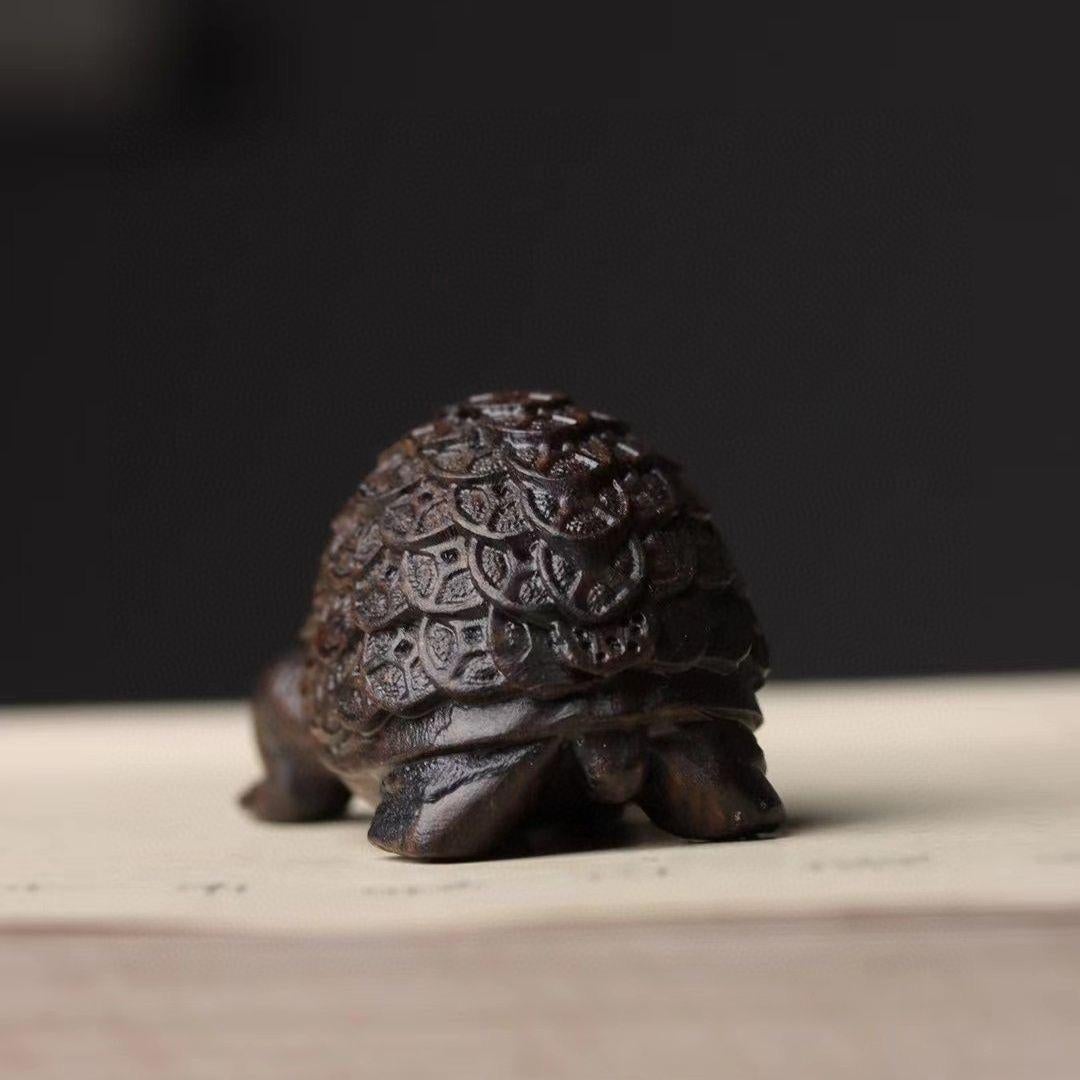 Sculpture de tortue ancienne en bois d'agate sculptée Feng Shui, pièce d'or en vente 3
