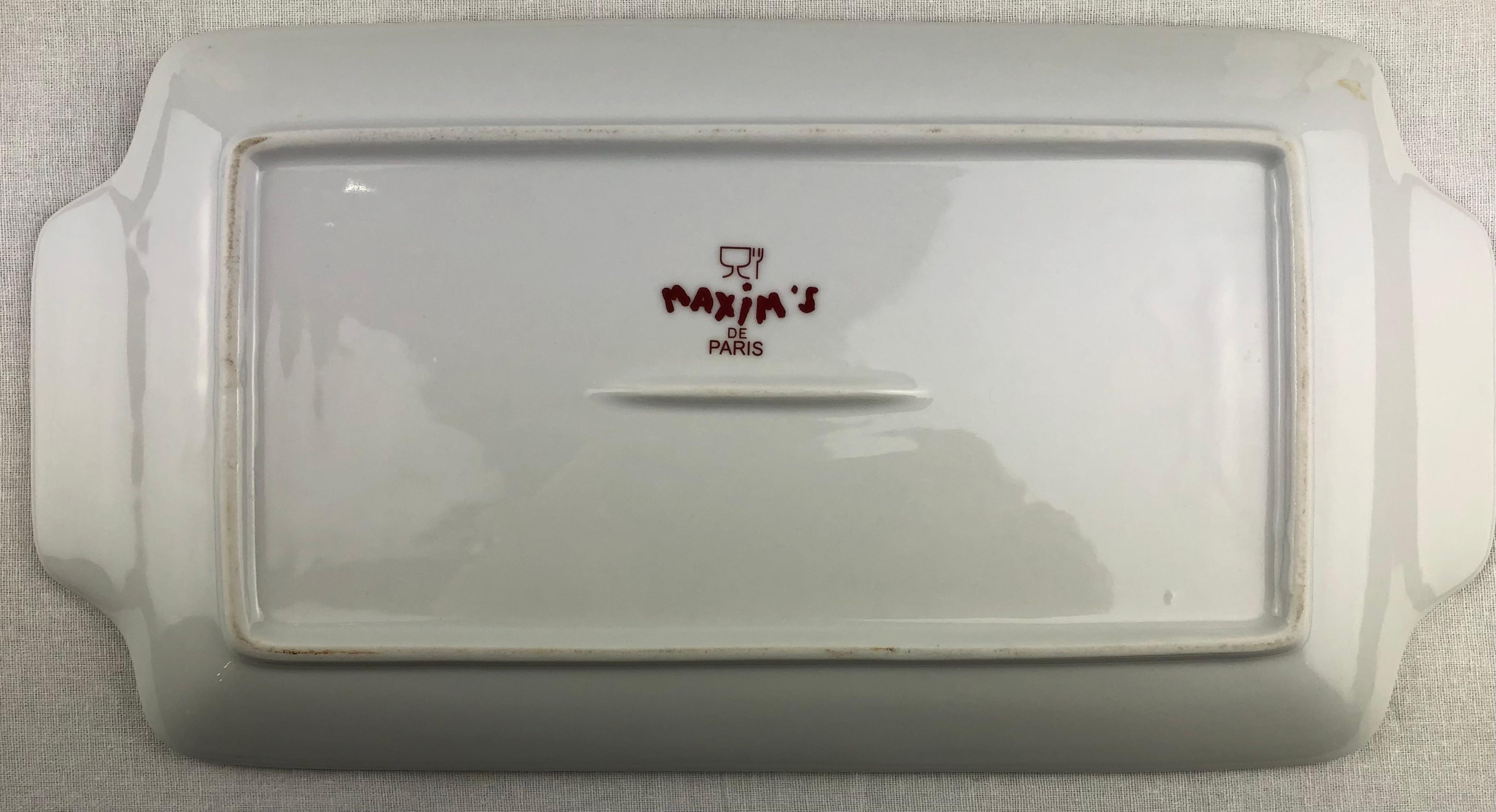 Plateau ou plat vintage en porcelaine émaillée de Maxim's Paris France Bon état - En vente à Miami, FL