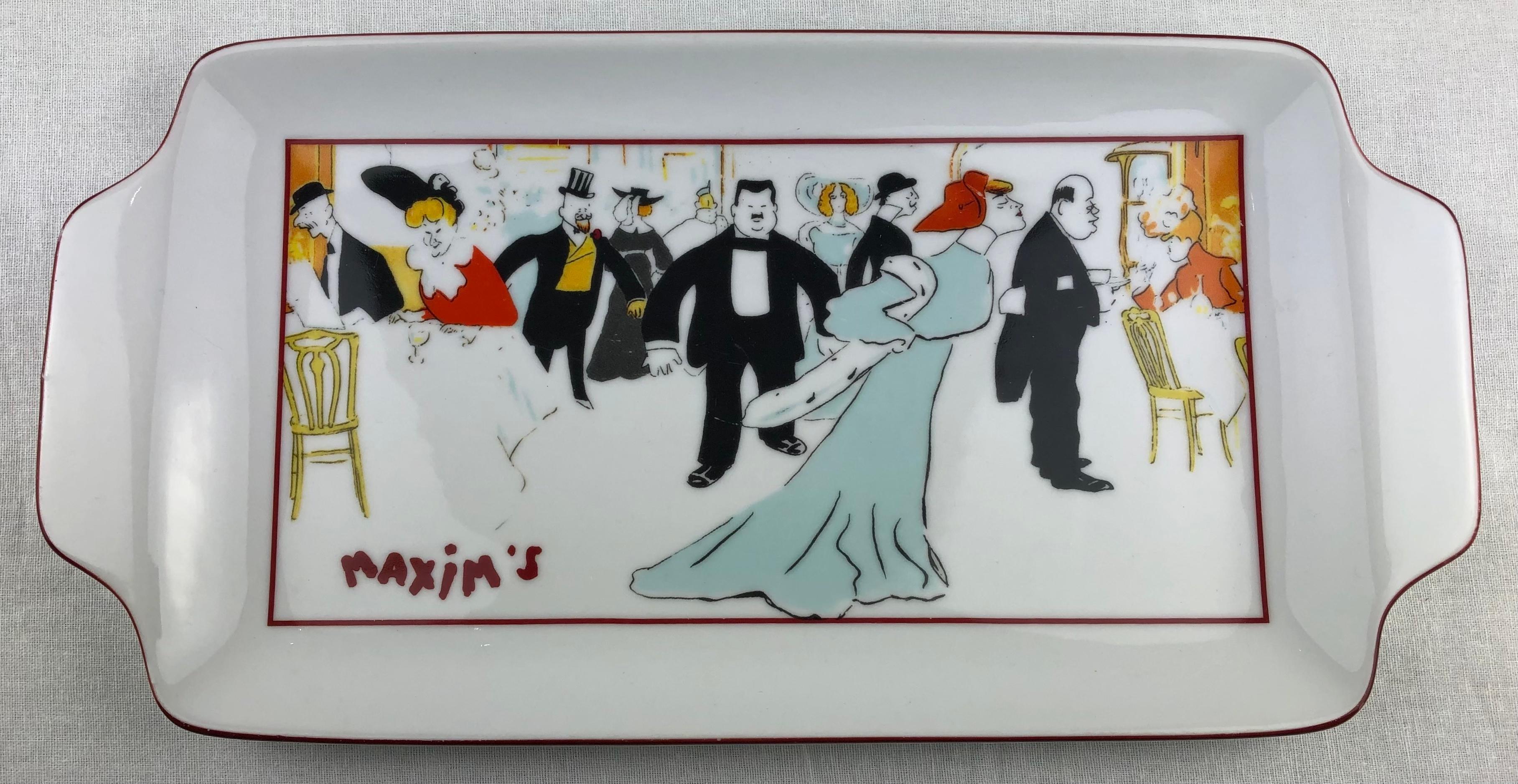 20ième siècle Plateau ou plat vintage en porcelaine émaillée de Maxim's Paris France en vente