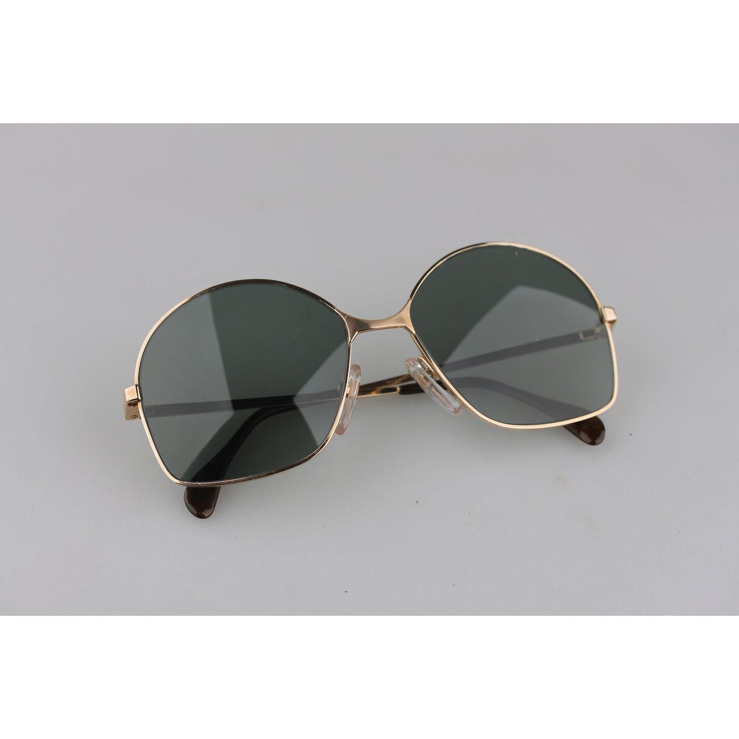 VERY RARE - Mint, Squared shaped Vintage Sunglasses by Bausch & Lomb. Made in West Germany. Gold color, Gold Filled Frame. Model: 516- 54/16 - 130 mm. Details MATERIAL: Gold Filled COLOR: Gold MODEL: 516 GENDER: Adult Unisex SIZE: M Condition A+ -