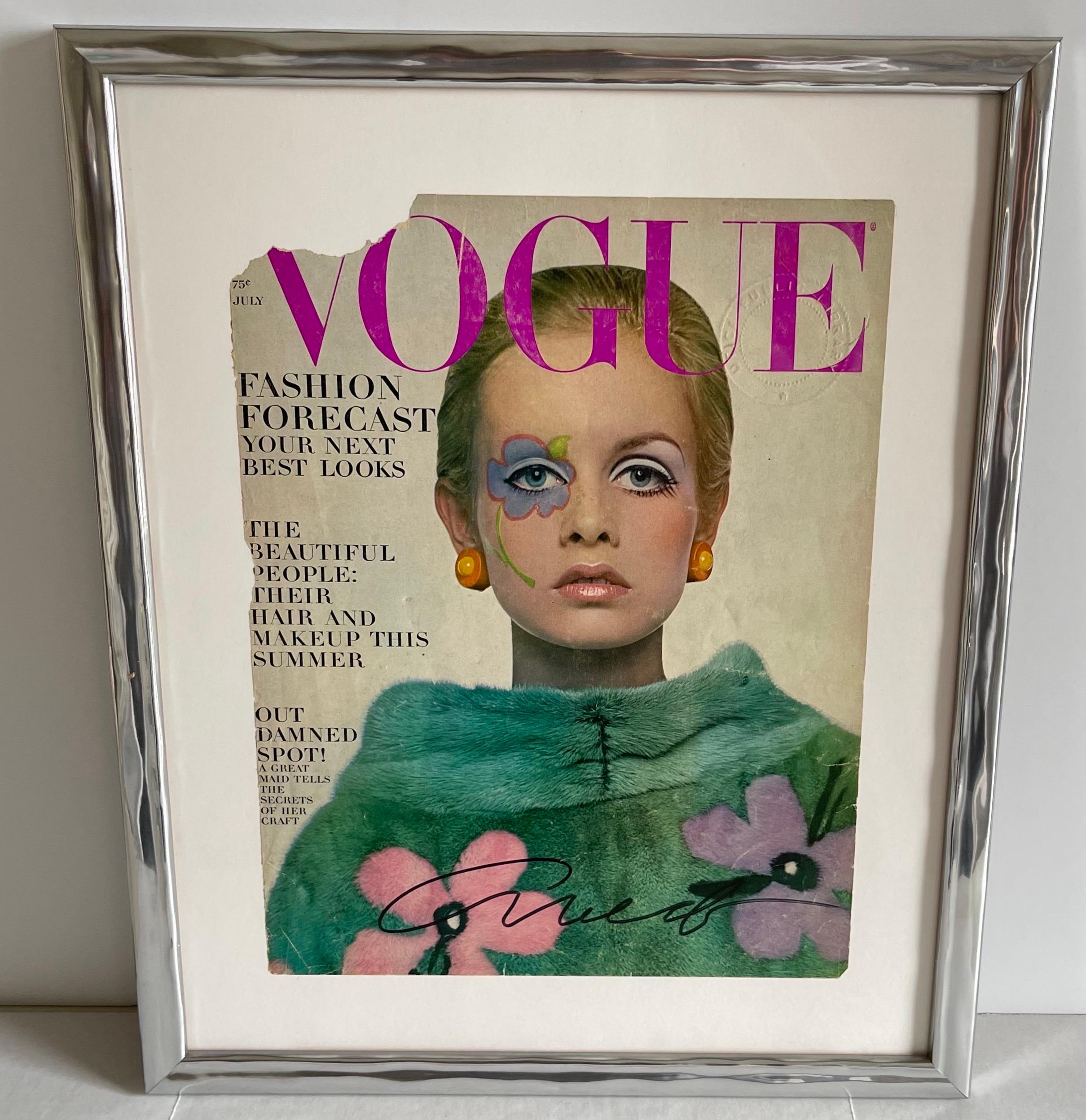 Couverture de Vogue Juillet 1967 Twiggy signée par Richard Avedon. Couverture Ex-Libris en condition originale signée au marqueur noir par Richard Avedon. Nouveau passe-partout et encadrement dans un cadre en bois sculpté argenté.