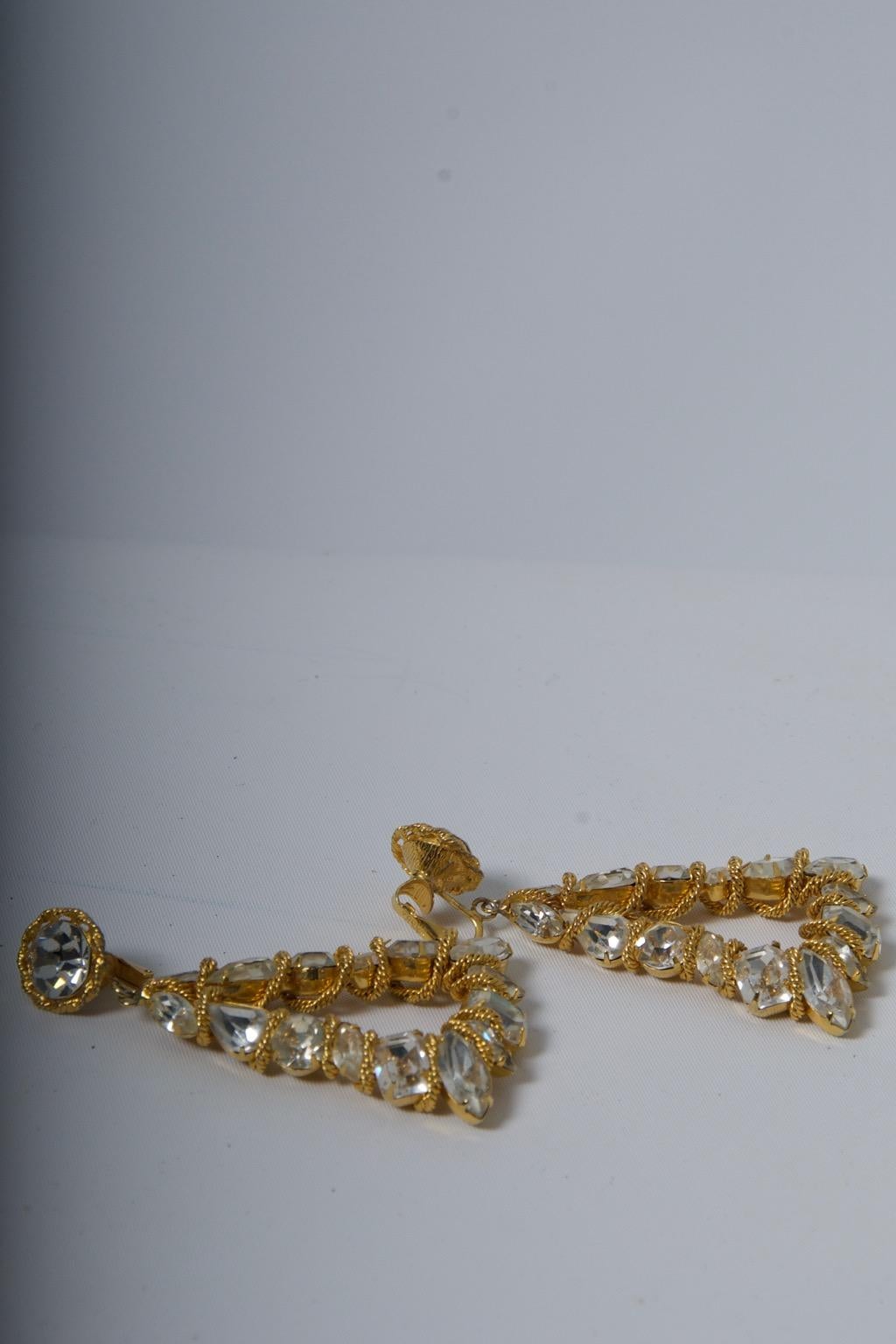 Taglio rotondo Orecchini Vogue con cristalli grandi e oro in vendita