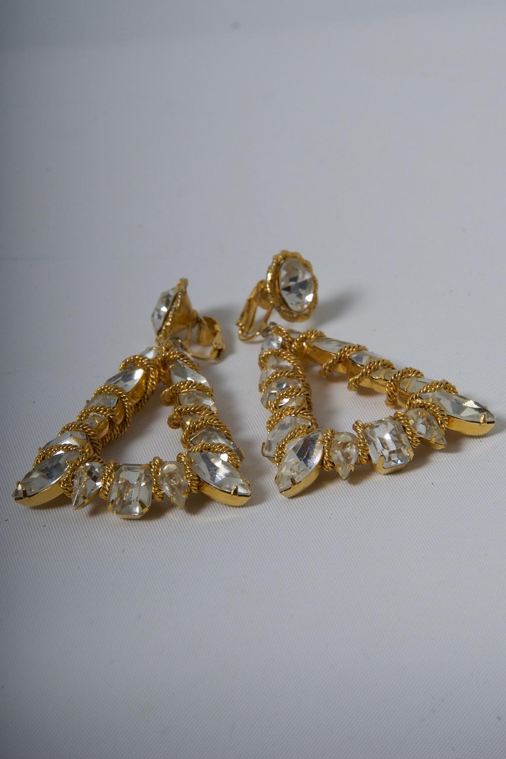Orecchini Vogue con cristalli grandi e oro In condizioni ottime in vendita a Alford, MA