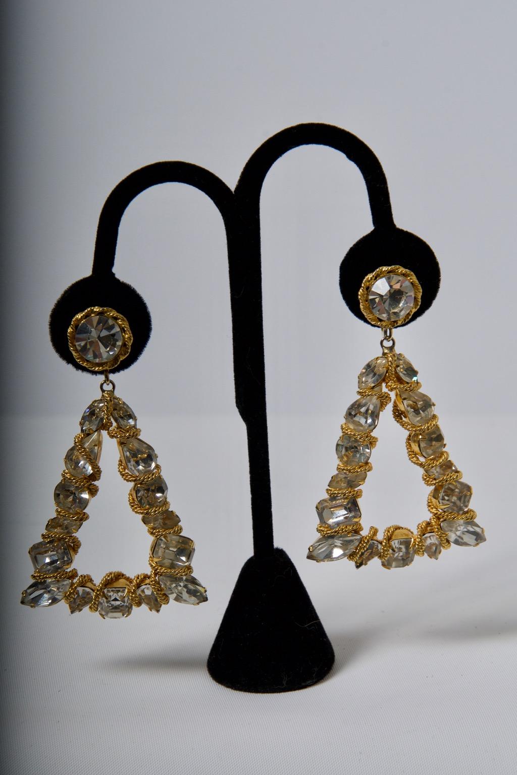 Orecchini Vogue con cristalli grandi e oro in vendita 2