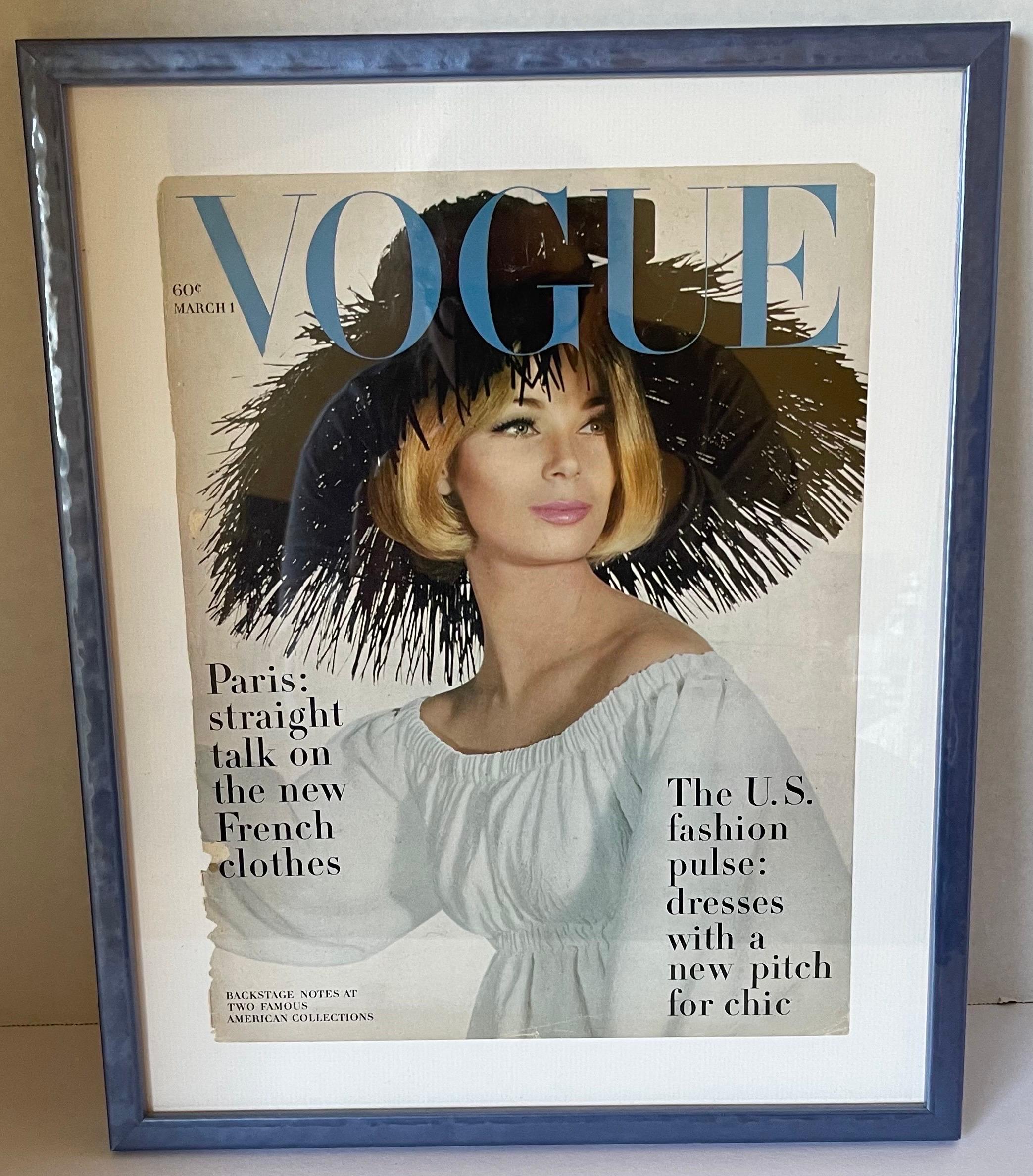 Vogue mars 1963 couverture originale encadrée. Avec en couverture le mannequin Burke-Amey et un chapeau de Halston par Irving Penn. Nouvellement encadré dans un cadre en bois bleu brillant. 