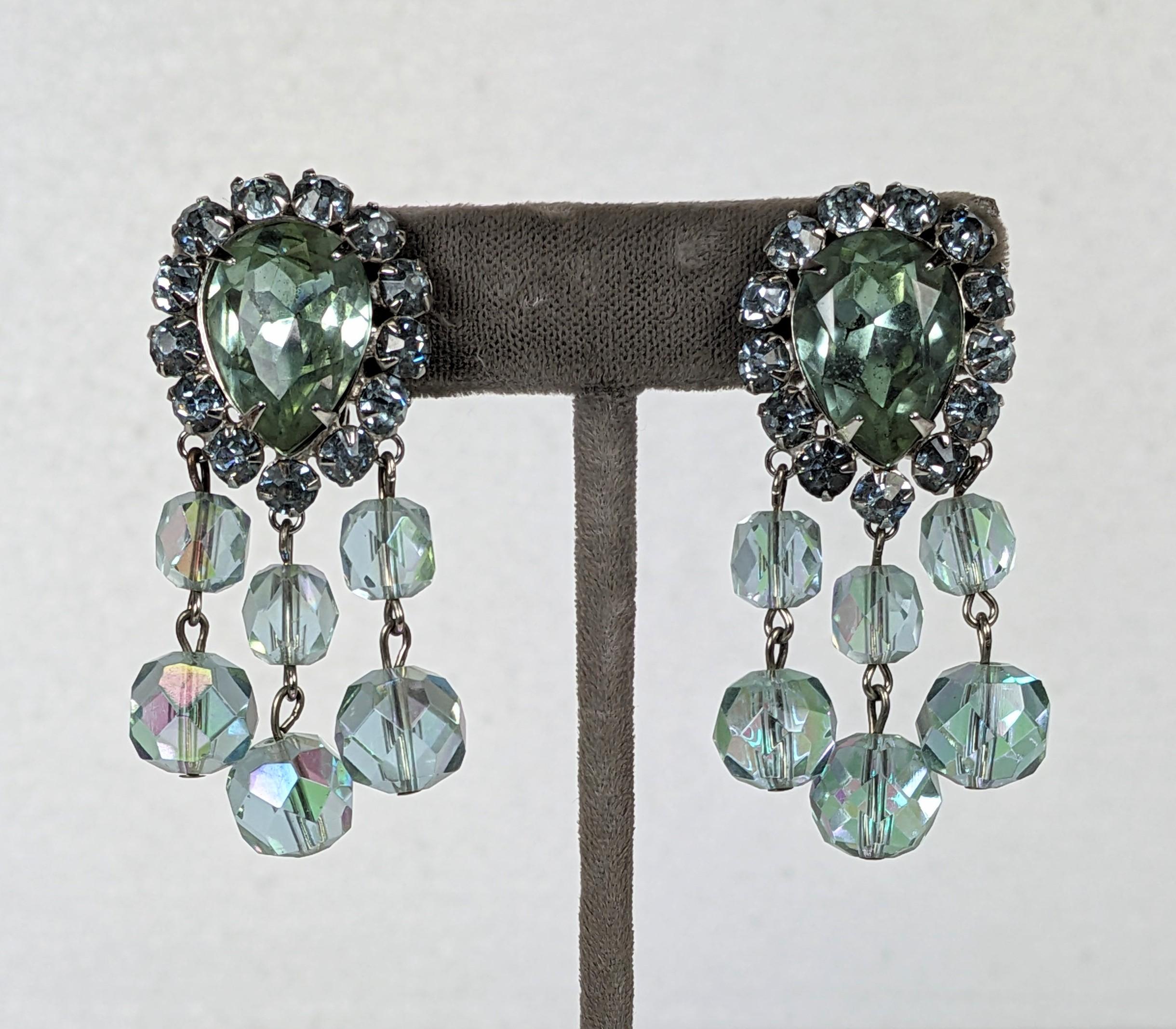 Superbes boucles d'oreilles Vogue en perles Aurora lilas pâle des années 1950. Cristaux lilas sertis dans du rhodium avec des perles de cristal aurora lilas. 
Raccords à clipser. 2
