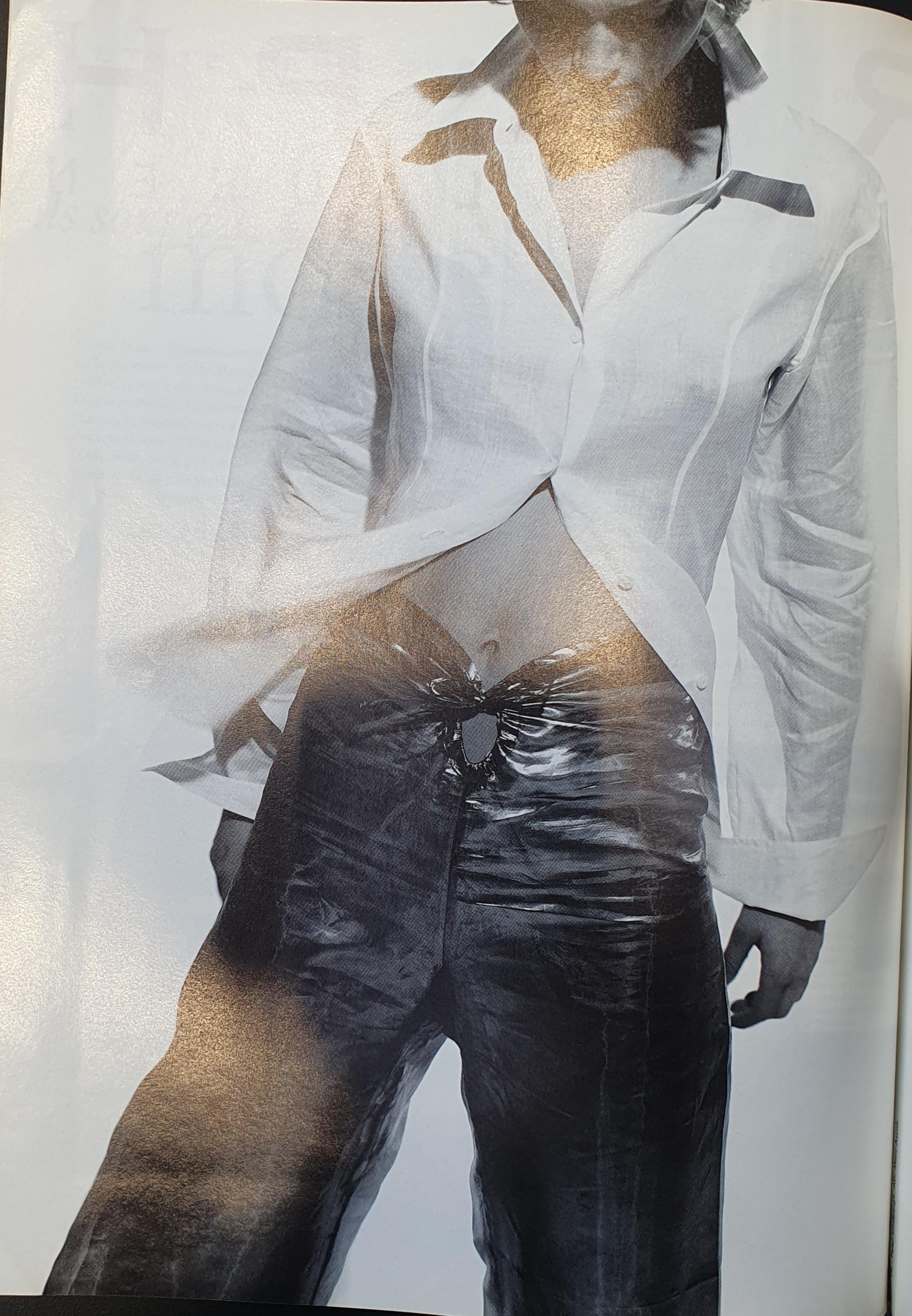 Vintage vogue Paris magazine, avril 1994 - no 745. 166 pages.
Première page : Nina Brosh photographiée par Dominique Issermann.
En bon état vintage. Le dos présente une certaine usure due à l'âge. Le coin inférieur gauche est usé. Voir les photos. 