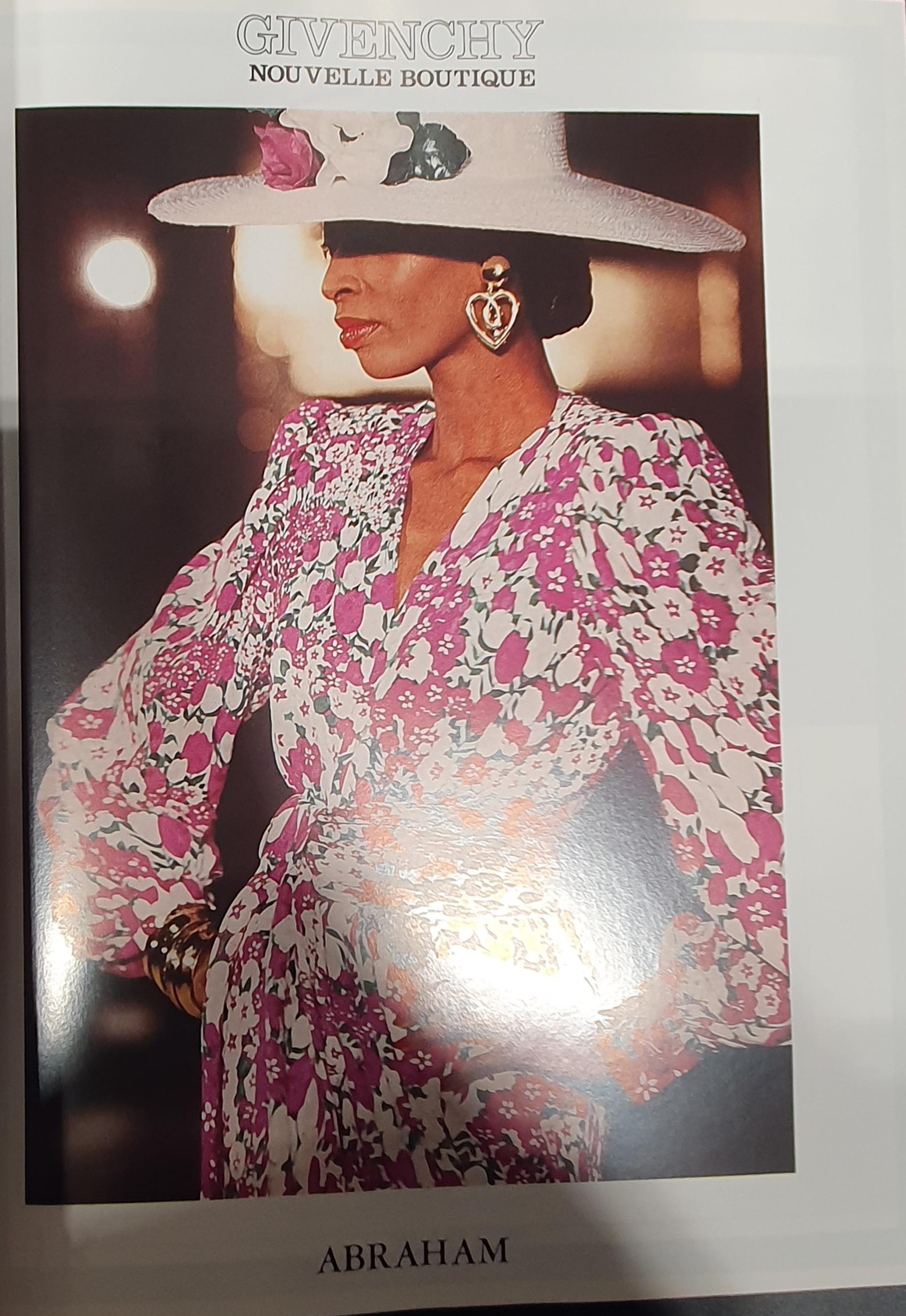 Vintage vogue Paris magazine, février 1986- no 663. 394 pages. 
Première page : Rene Simonsen photographié par Bill King.
La colle du dos s'est détériorée, ce qui fait qu'il est décollé. Voir les photos.