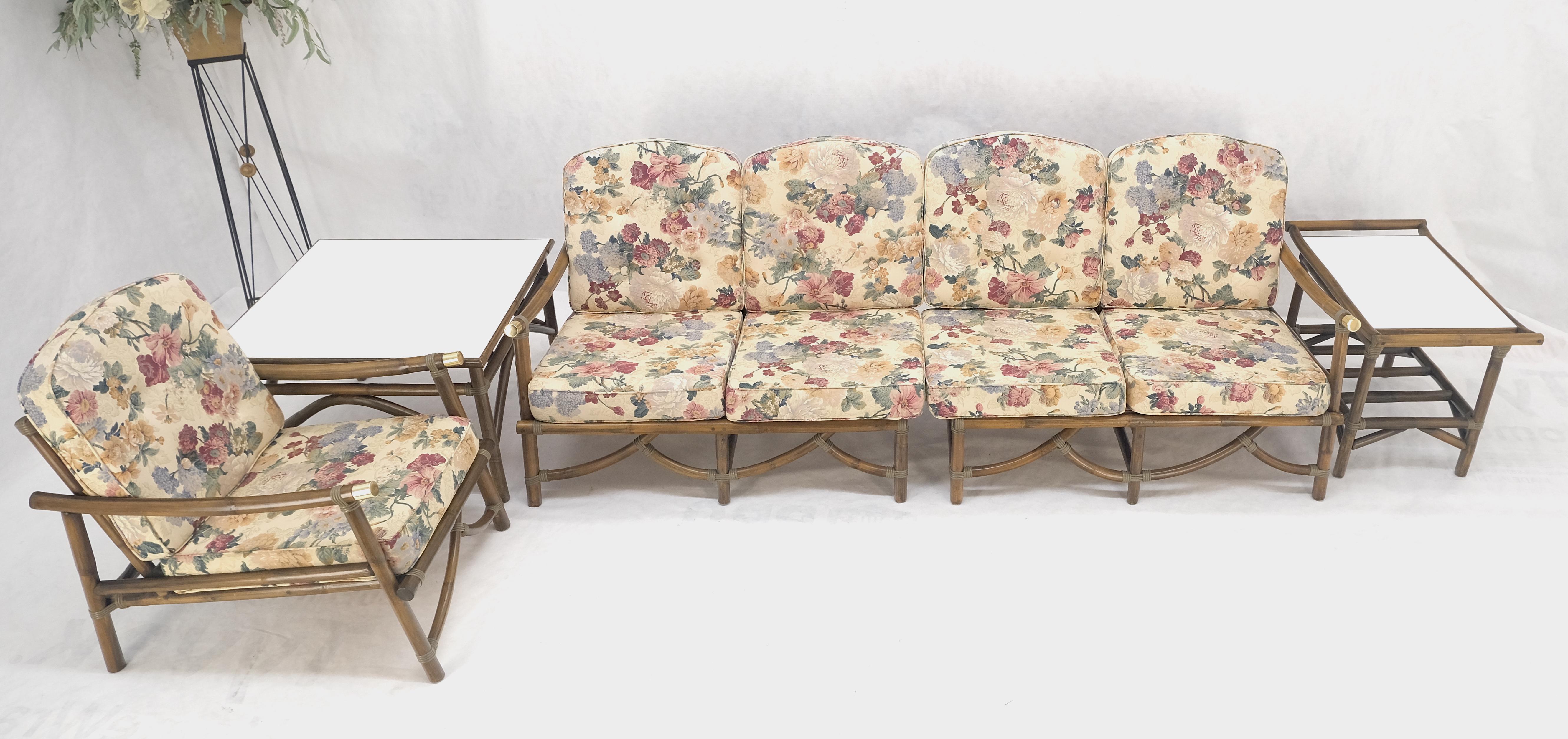20ième siècle Vogue Rattan Bambou c1970s Canapé Chaise assortie Paire de tables d'appoint 5 Pcs Set Mint en vente