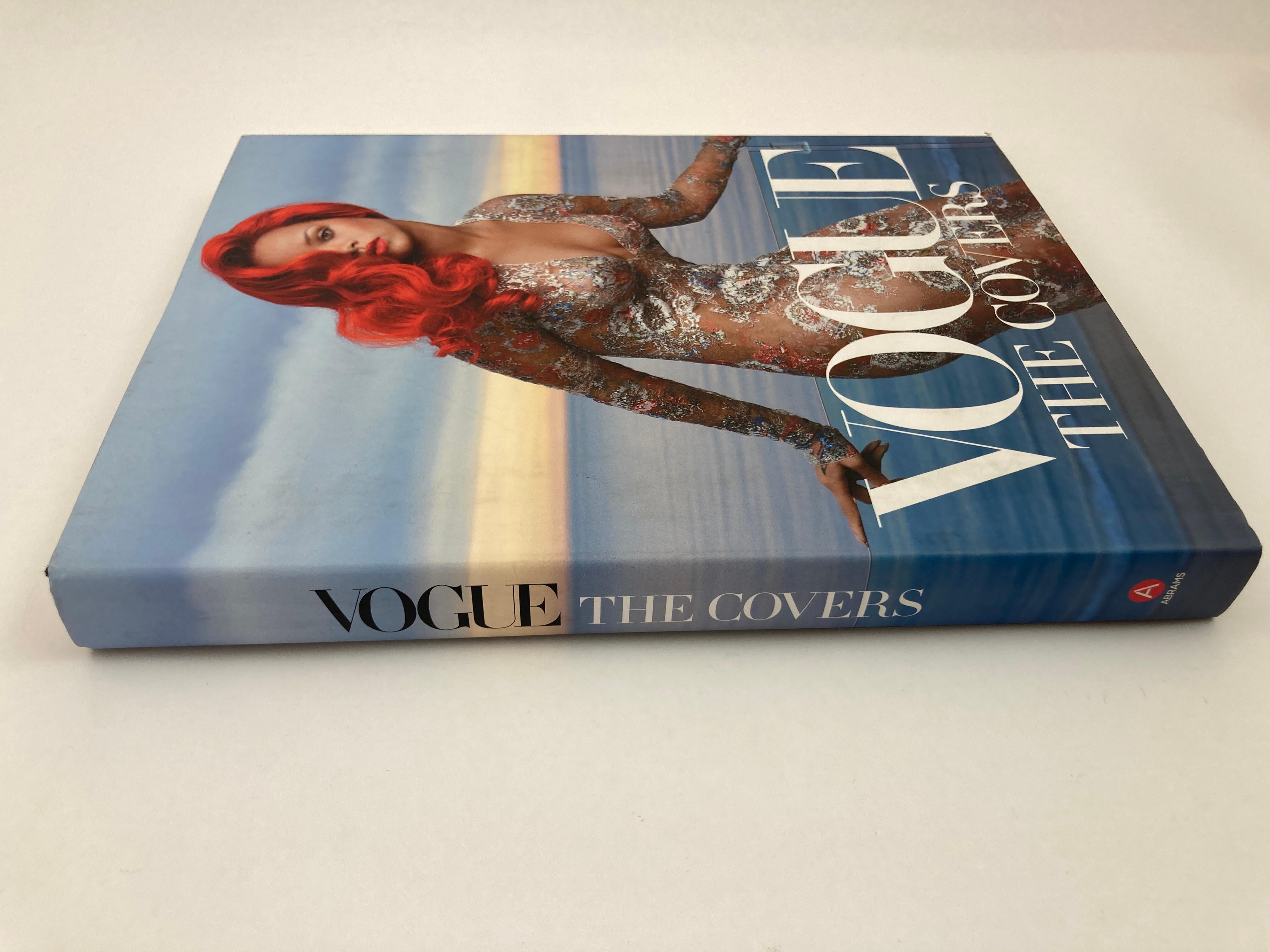 Vogue The Covers Hardcover Coffee Table Book.
Par la fondatrice et auteure de Gallery Met, Dodie Kazanjian, cette étonnante édition mise à jour de Vogue : The Covers continue de rendre hommage à sa tradition de beauté et d'excellence avec une