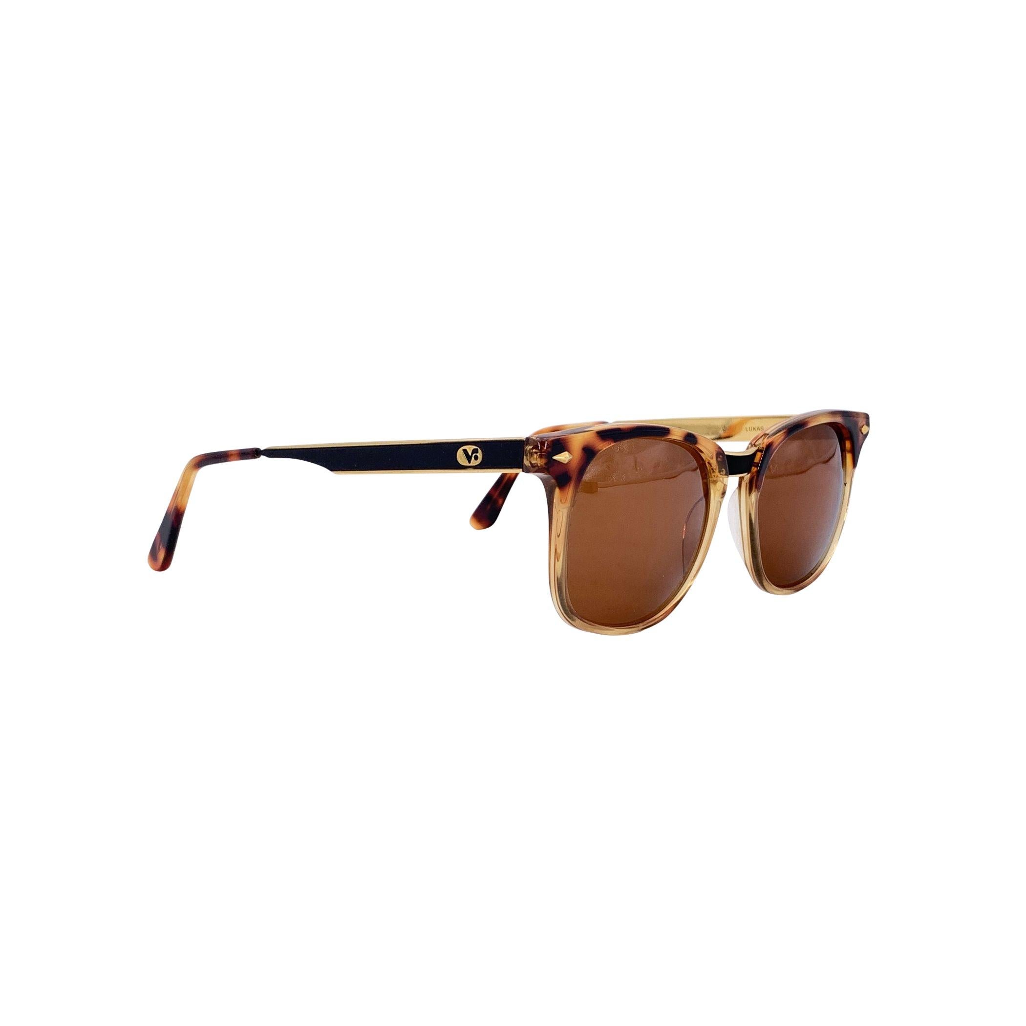 Diese Vogue Vintage Sonnenbrille Unisex Mod. LUKAS W281 sind ein elegantes Beispiel für das italienische Design der 1980er Jahre, das klassische Eleganz mit moderner Haltung verbindet. Die in Italien gefertigten Schuhe vereinen raffinierte