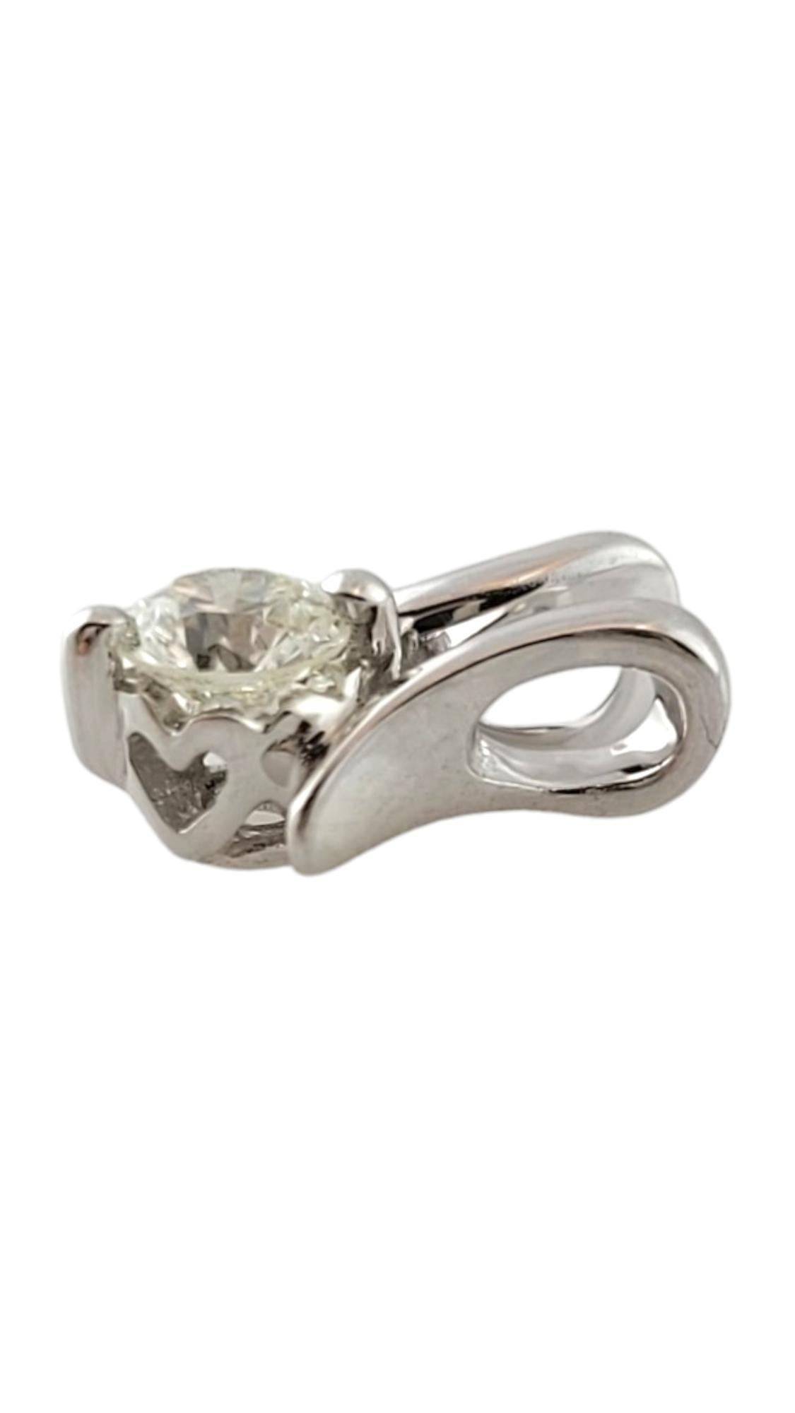 Ciondolo con diamante in oro bianco 18 carati Voice by TSL

Questo splendido ciondolo presenta uno scintillante diamante rotondo taglio brillante incastonato in un bellissimo oro bianco 14K!

Peso totale approssimativo del diamante: .23