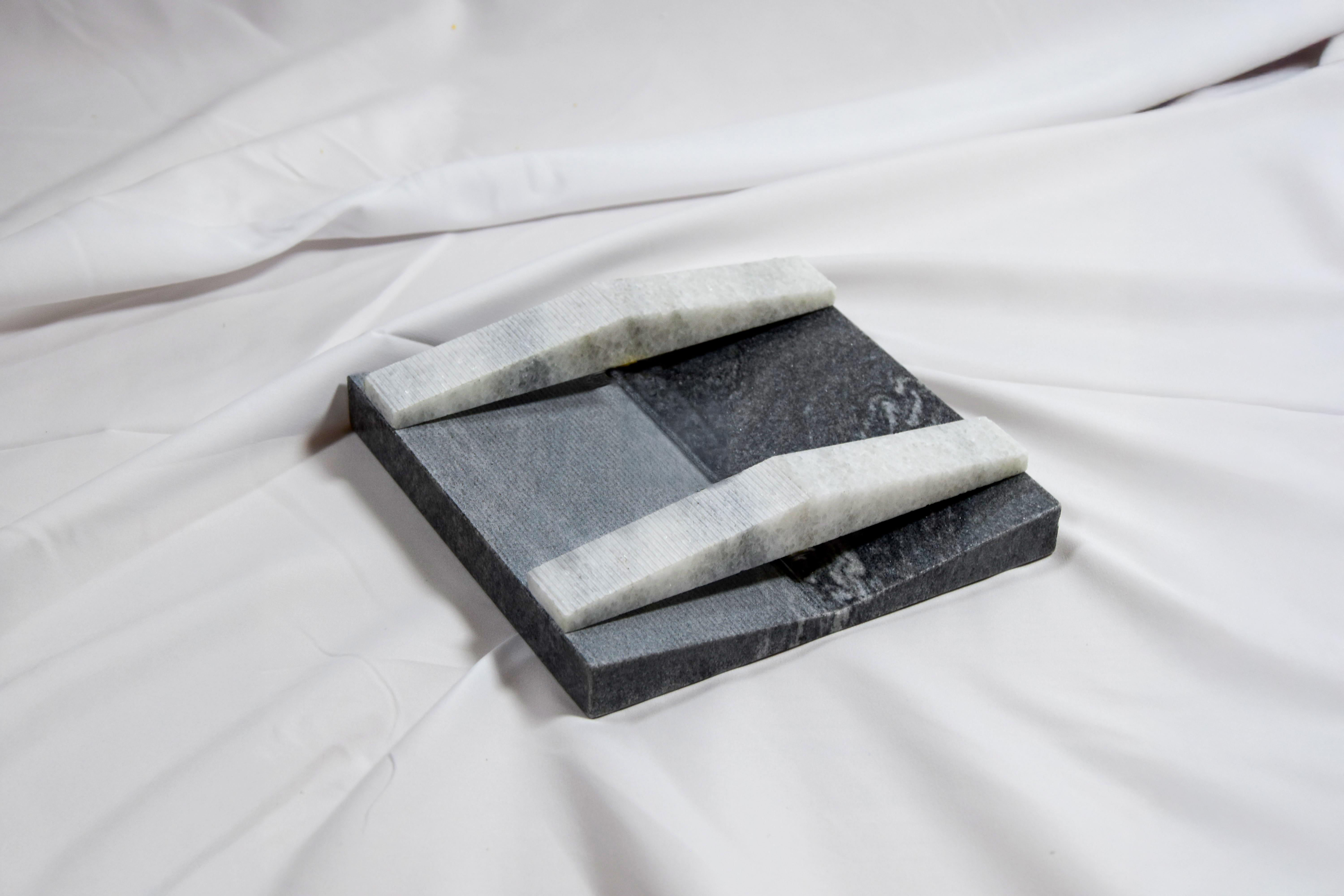 Void Tray ist ein skulpturales und vielseitiges Tablett aus Cristallina® White Venato Marmor, inspiriert von der Architektur des Bucherer Flagship Store in Zürich und dem Cristallina Steinbruch. Sein Design zeichnet sich durch die elegante Neigung