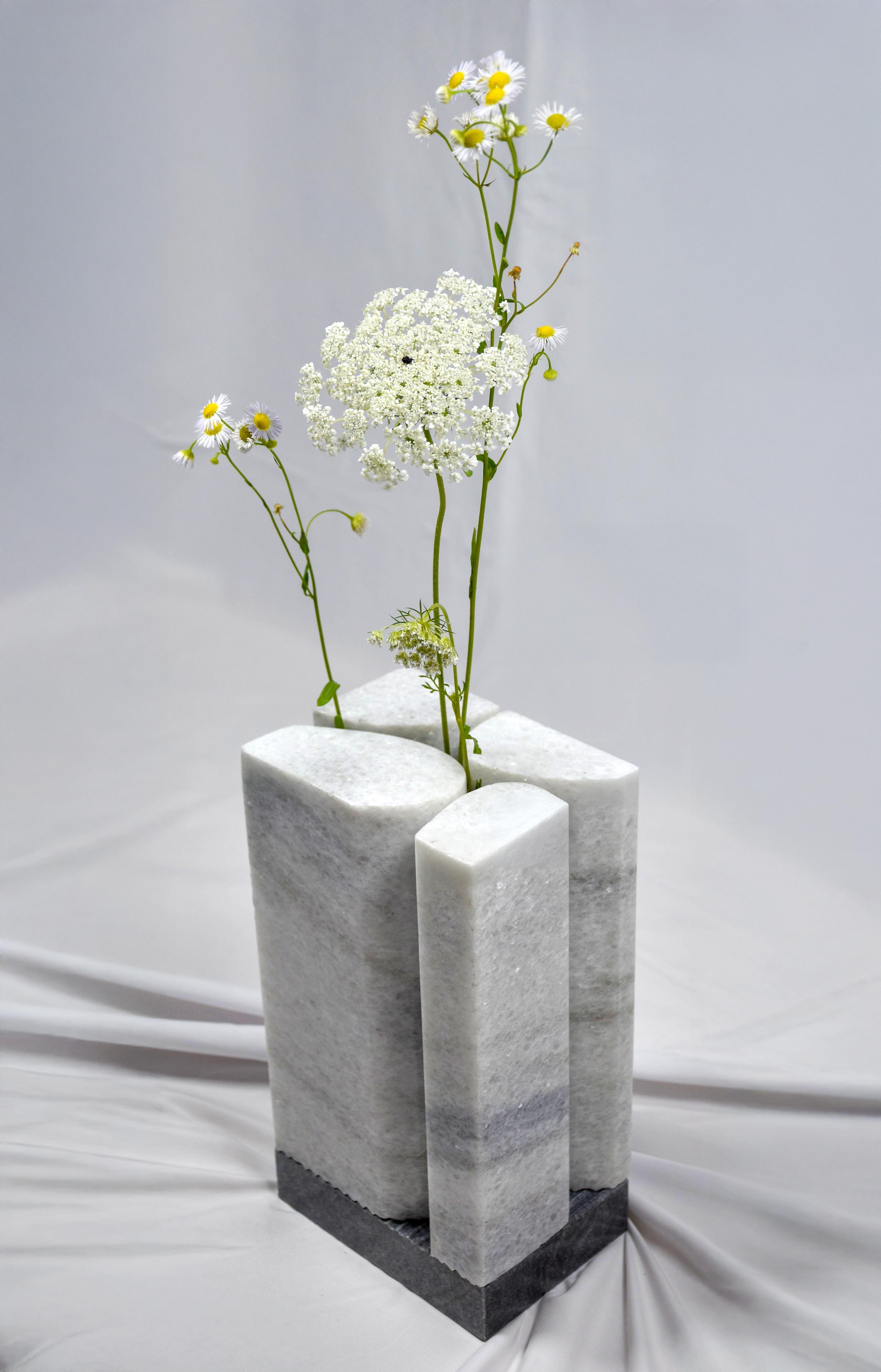 Le vase Void est le résultat d'une recherche minutieuse sur l'équilibre entre le poids du marbre et le contraste entre les surfaces courbes et linéaires. Sa beauté réside dans la rencontre de différentes formes qui génèrent de petits espaces vides,