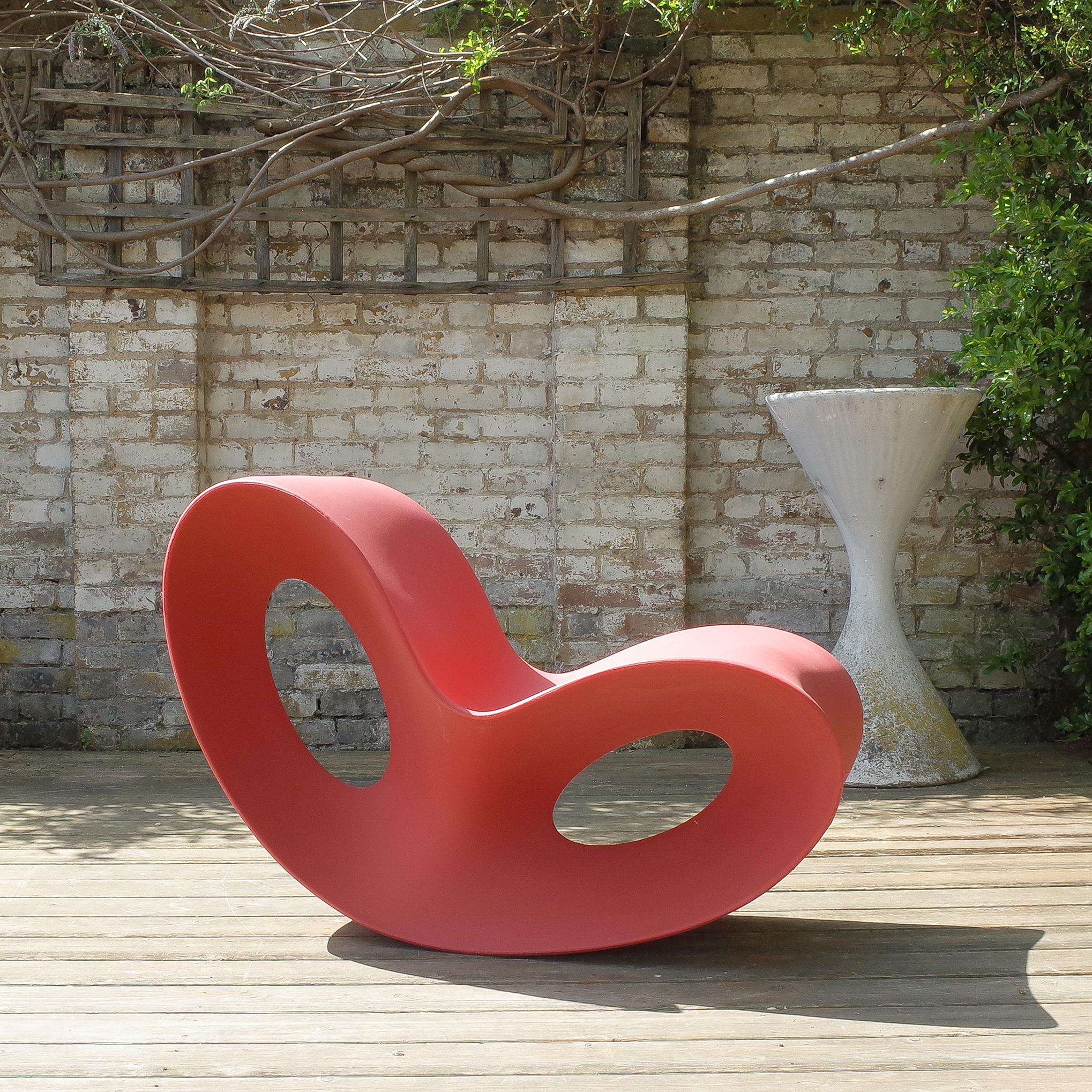 Chaise Voido rouge mat, conçue par Ron Arad pour Magis, en polyéthylène rotomoulé. Un exemple précoce 2006-2008. Petits signes d'usure. Cette version mate convient aussi bien à l'intérieur qu'à l'extérieur. Fabuleuse sculpture de jardin instantanée.