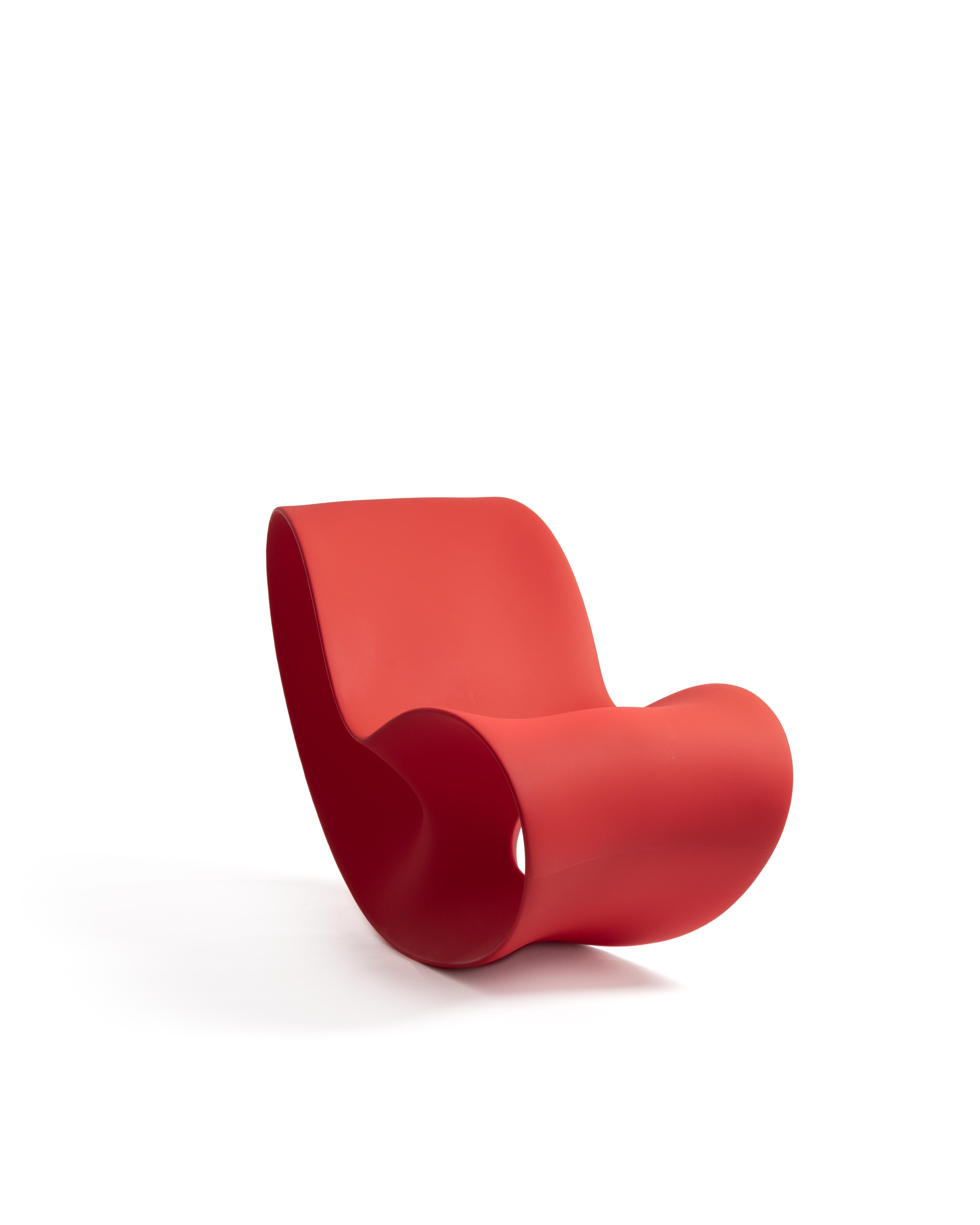 Created by Ron Arad, one of the biggest designers in the international arena, with his masterfully unconventional style, Voido is a rocking chair that looks like a piece of contemporary sculpture, but is made using industrial technology capable of