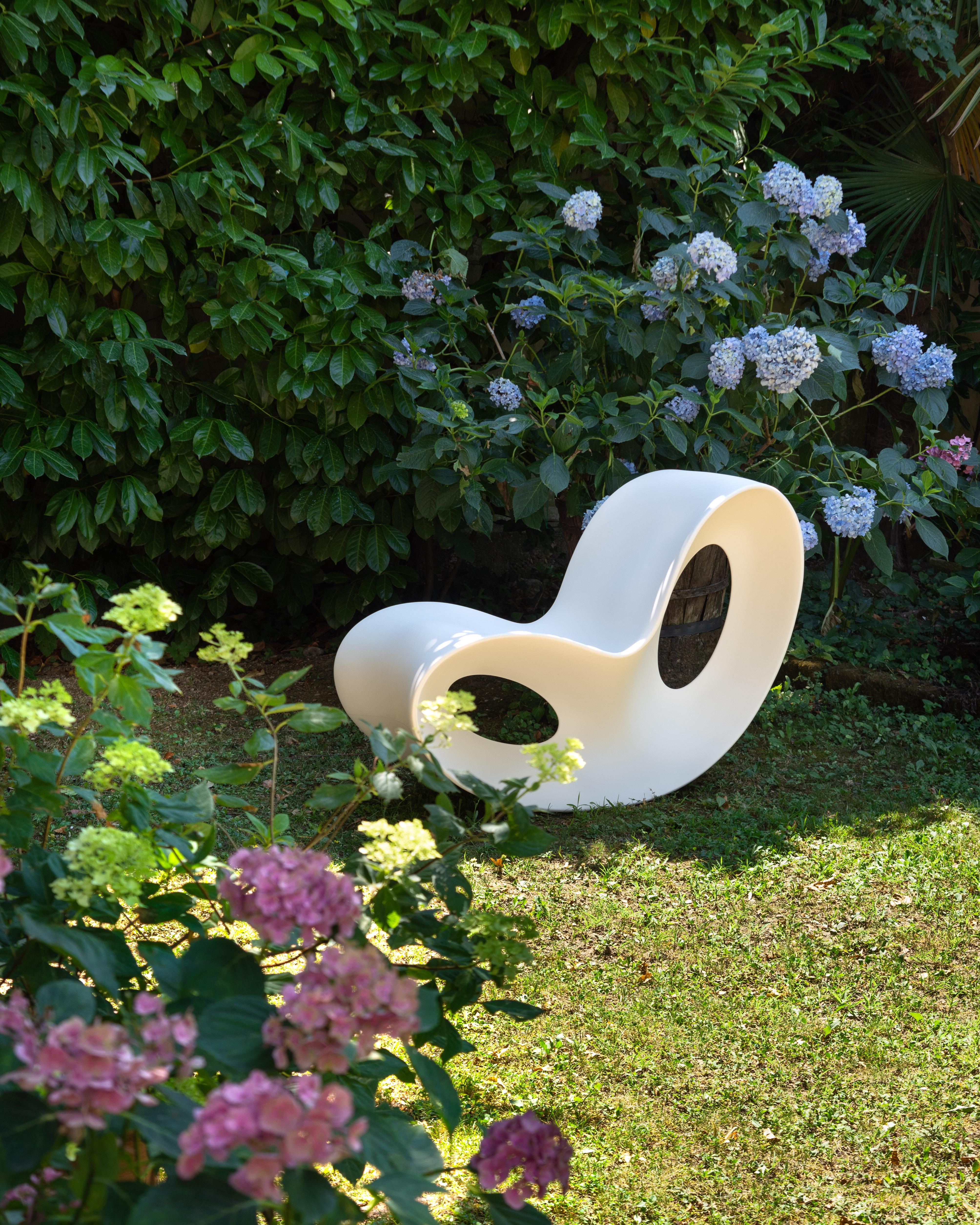 Créé par Ron Arad, l'un des plus grands designers de la scène internationale, avec son style magistral et non conventionnel, Voido est un fauteuil à bascule qui ressemble à une sculpture contemporaine, mais qui est fabriqué à l'aide d'une