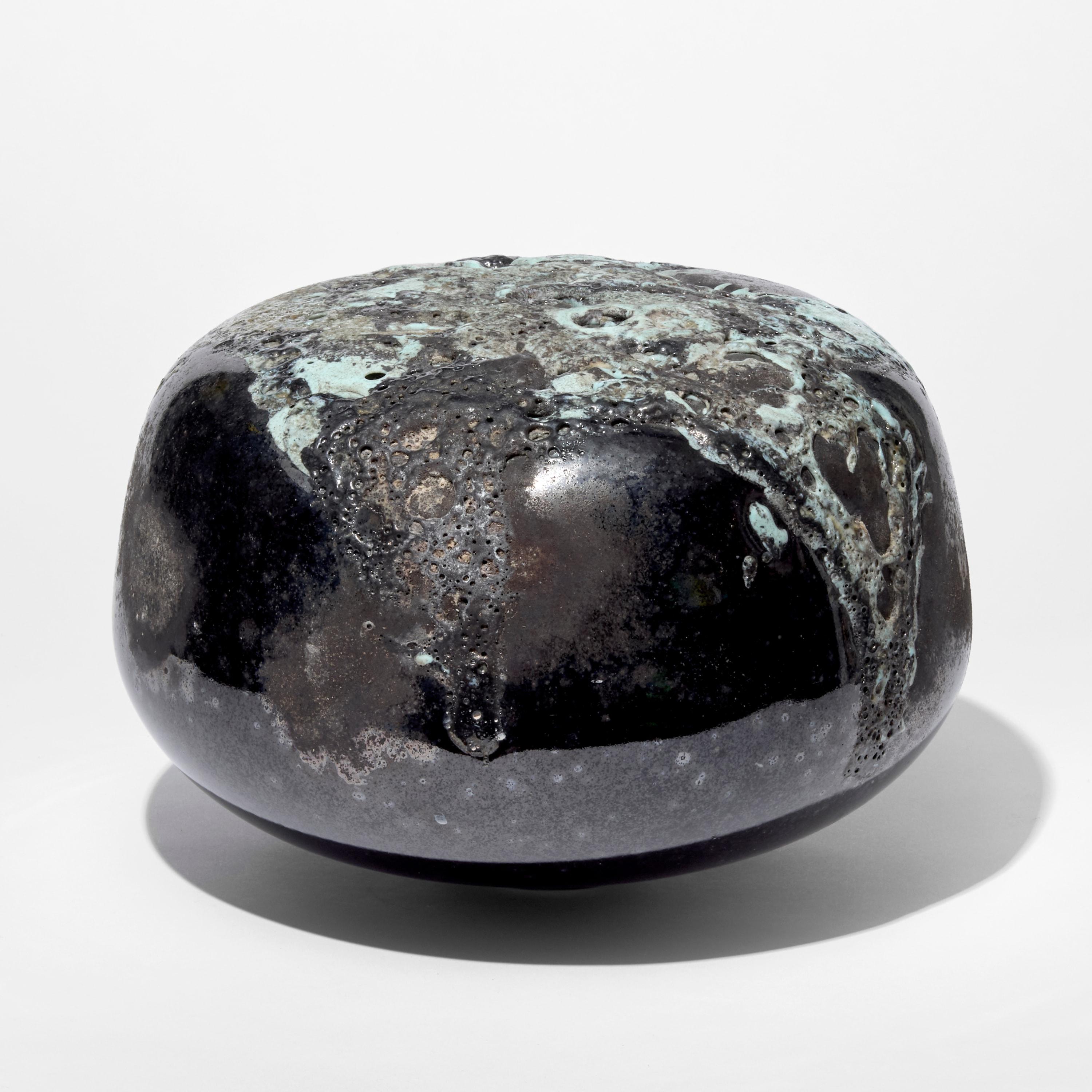 Voir en Jade, escultura de vidrio con textura gris oscuro y celadón de Morten klitgaard Moderno orgánico en venta