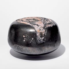 Voir in Pink I, sculpture en verre texturé gris foncé et rose de Morten Klitgaard