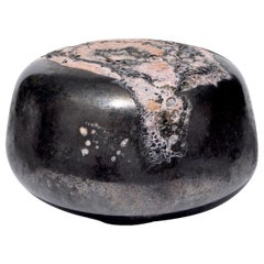 Voir in Pink I, sculpture en verre texturé gris foncé et rose de Morten Klitgaard