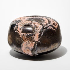 Voir in Pink II, una scultura astratta in bronzo e vetro color pesca di Morten Klitgaard