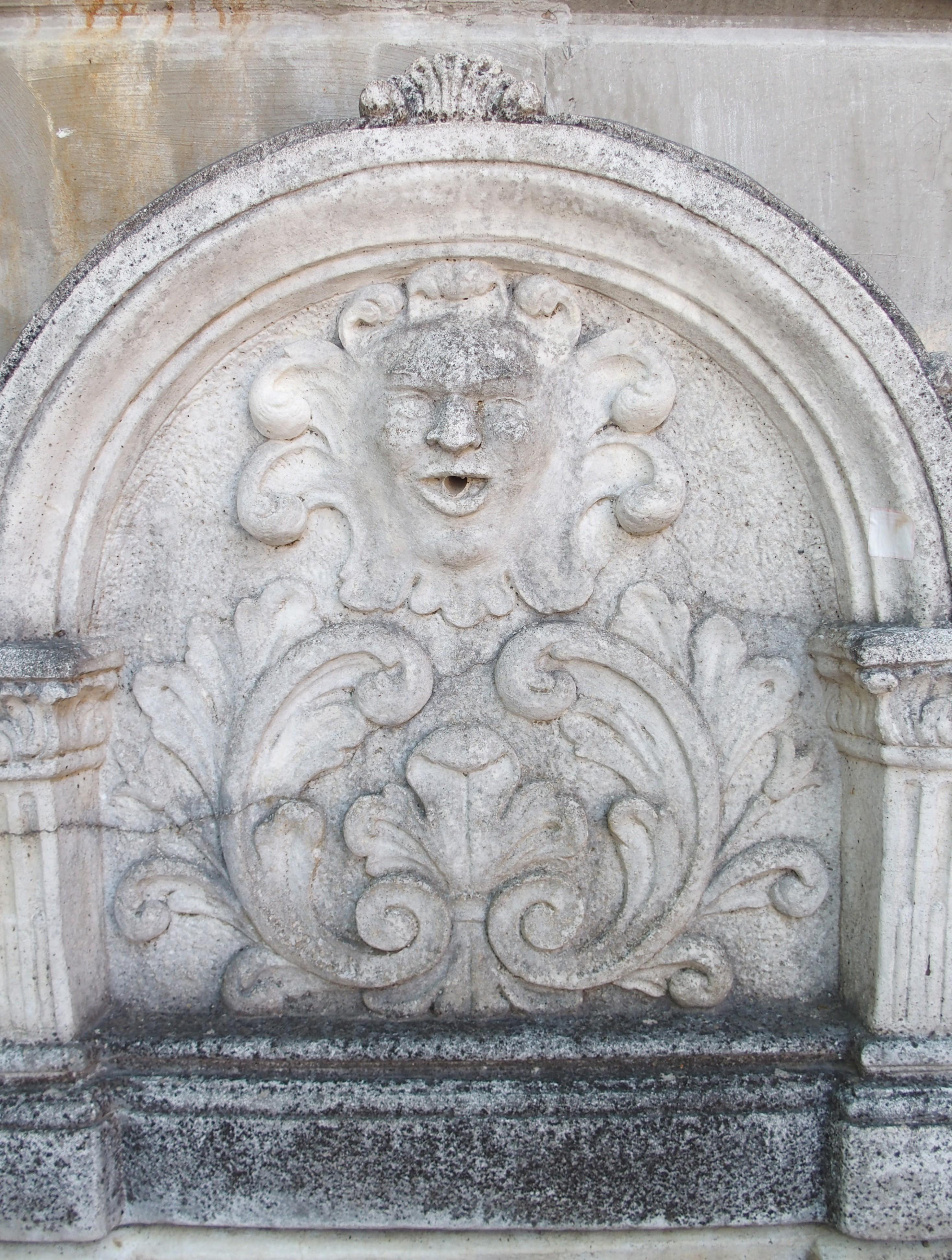 Voisins-le-Bretonneux Fuente de pared antigua de fundición para jardín, Francia, S. 1970 Vaciado en venta