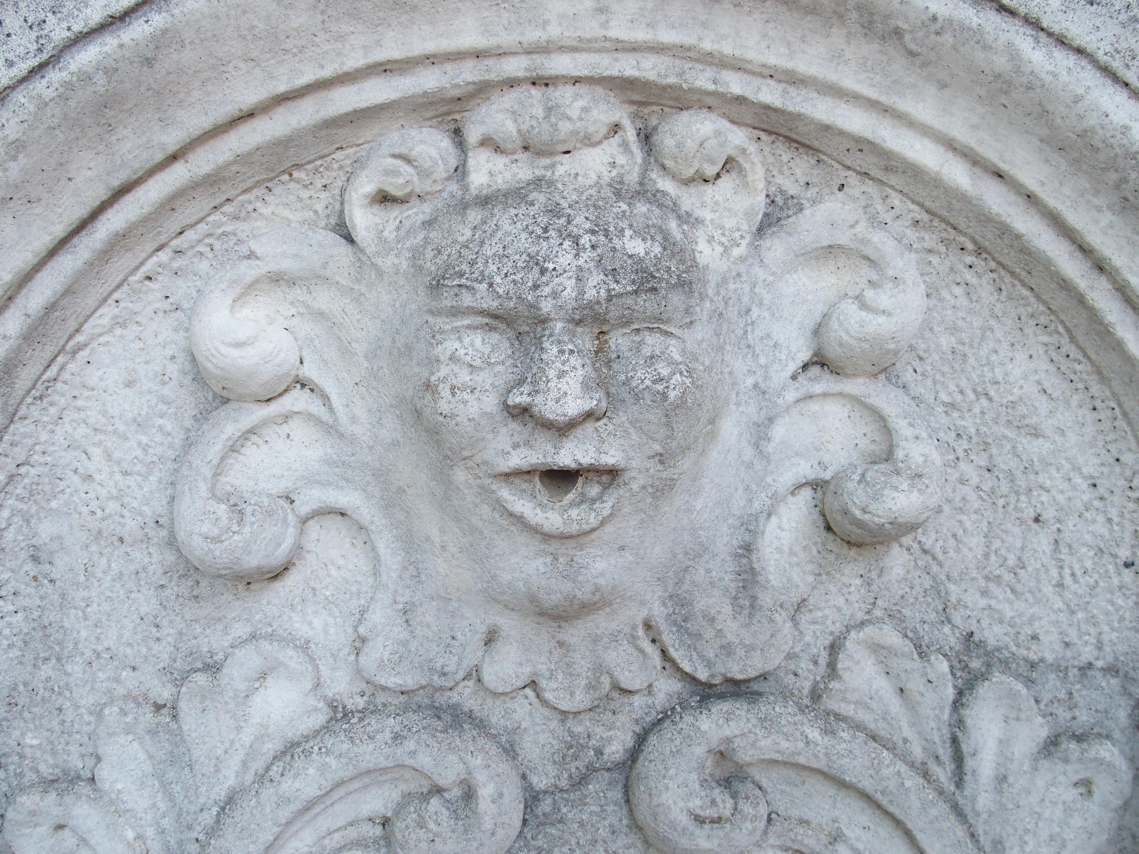Voisins-le-Bretonneux Fuente de pared antigua de fundición para jardín, Francia, S. 1970 Piedra en venta