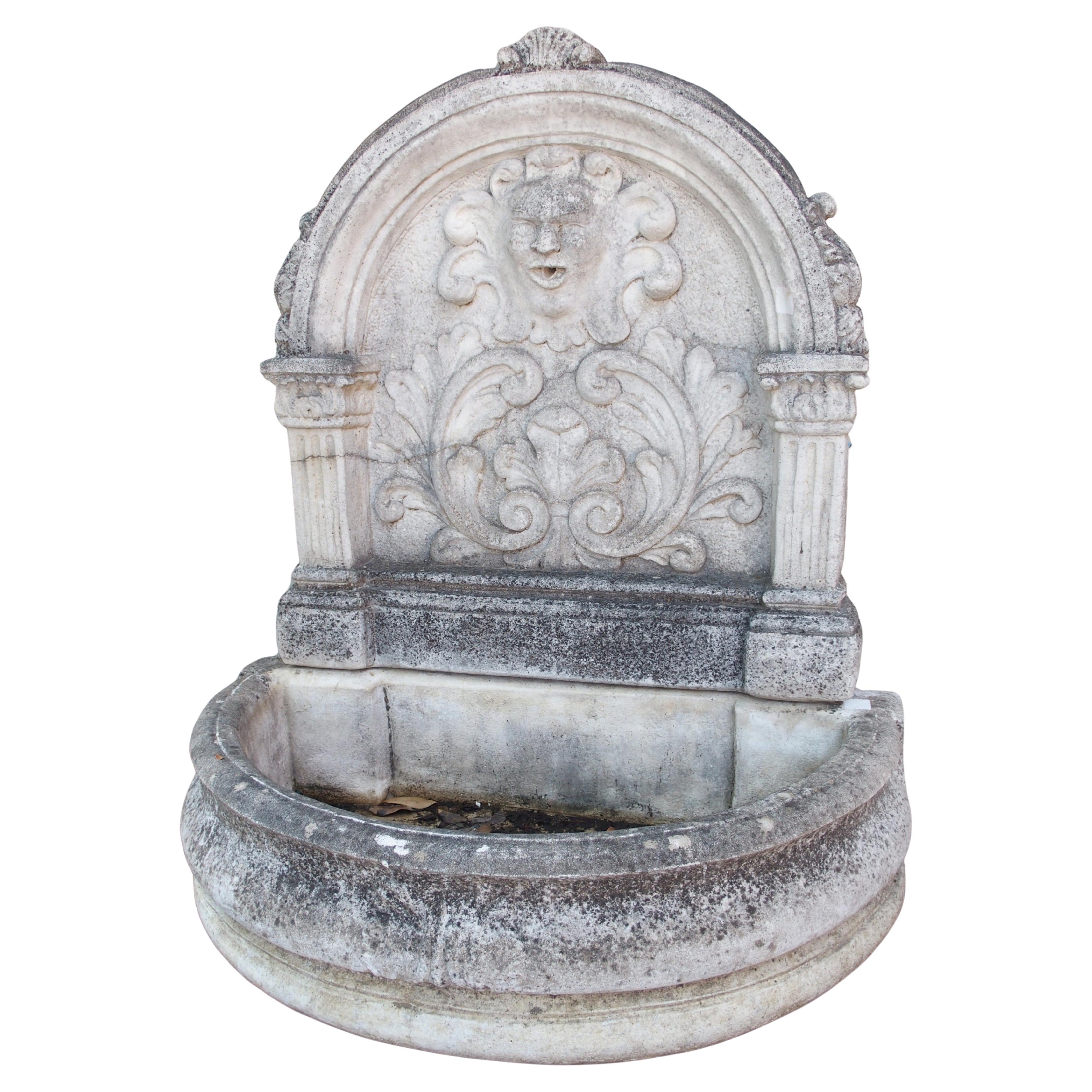 Voisins-le-Bretonneux Fuente de pared antigua de fundición para jardín, Francia, S. 1970 en venta